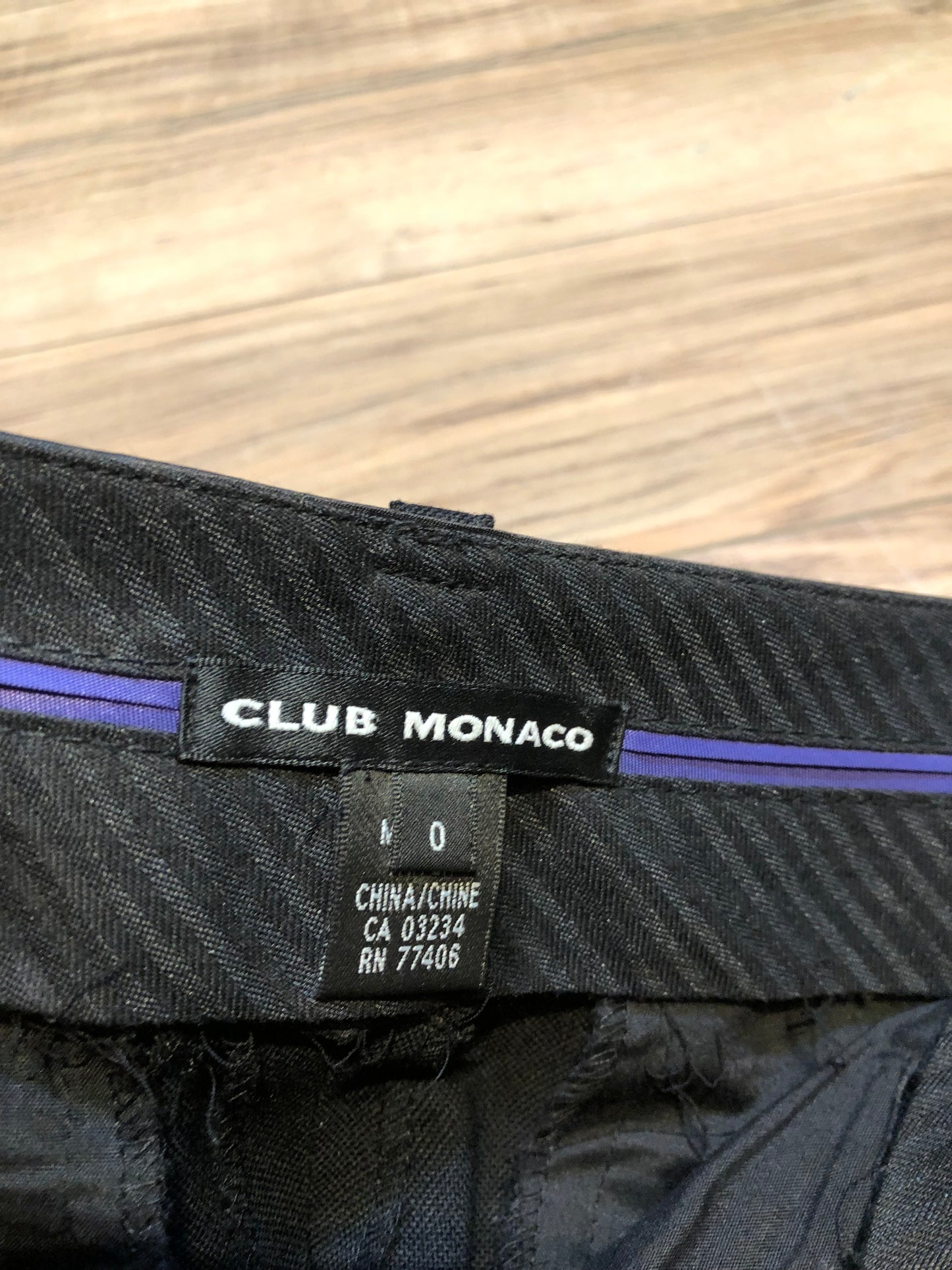 Kingspier Vintage - Club Monaco black wool blend (98% wool/ 2% spandex ) tuxedo pants with a double stripe down the sides, zip fly, low rise, slim cut and front and back pockets.
Size 0.