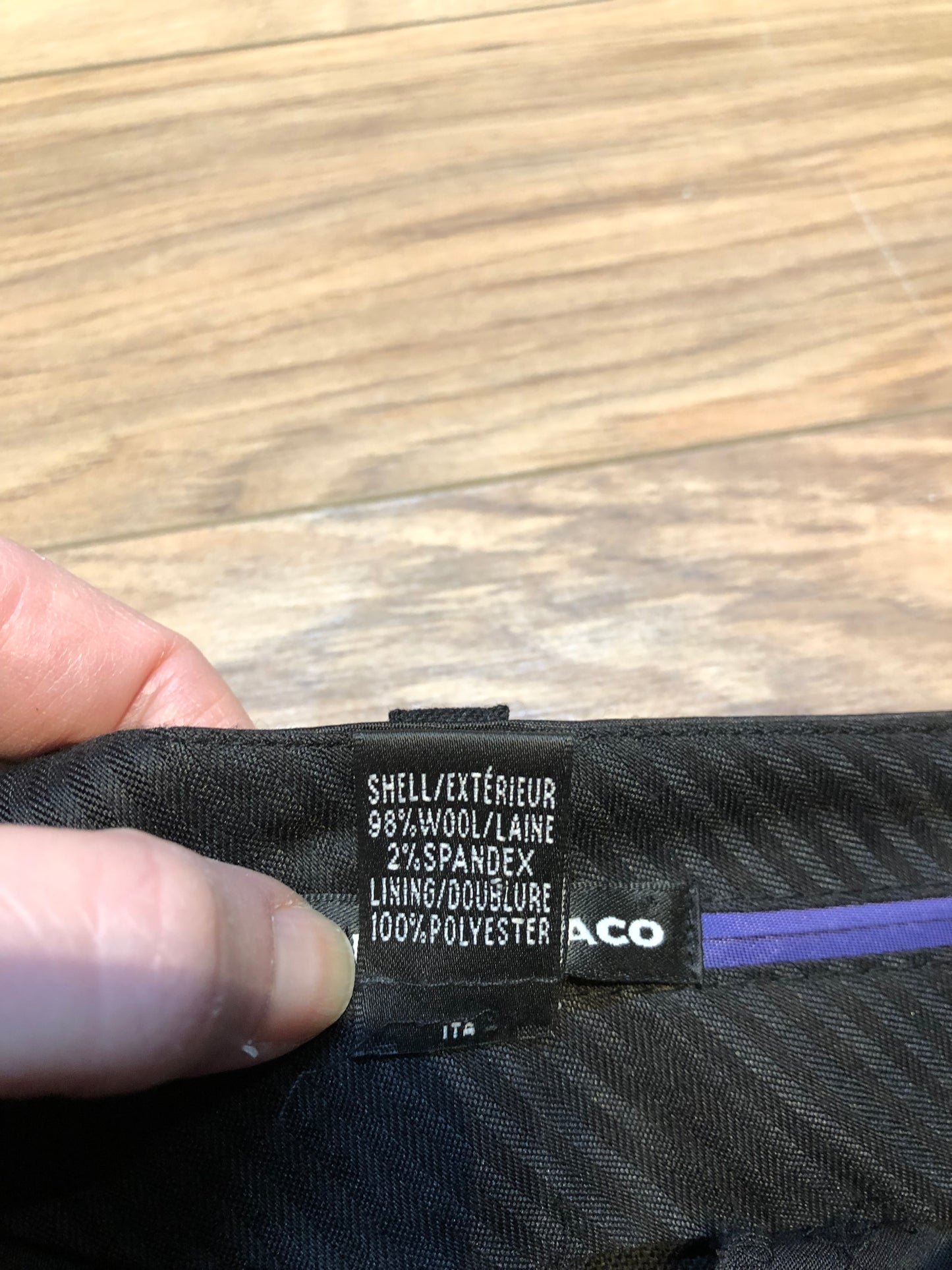 Kingspier Vintage - Club Monaco black wool blend (98% wool/ 2% spandex ) tuxedo pants with a double stripe down the sides, zip fly, low rise, slim cut and front and back pockets.
Size 0.