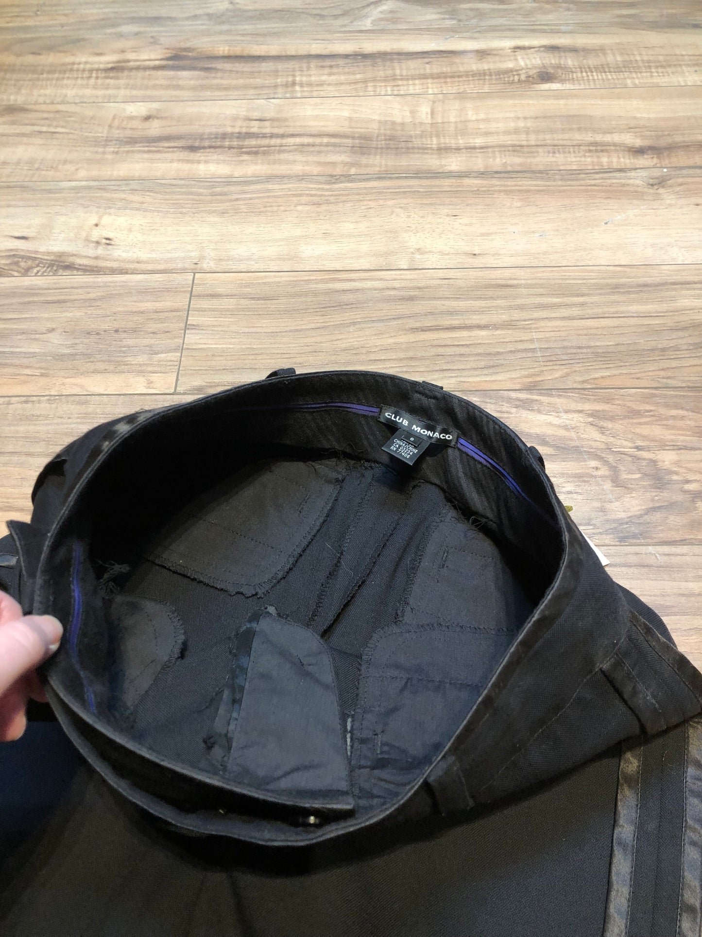 Kingspier Vintage - Club Monaco black wool blend (98% wool/ 2% spandex ) tuxedo pants with a double stripe down the sides, zip fly, low rise, slim cut and front and back pockets.
Size 0.