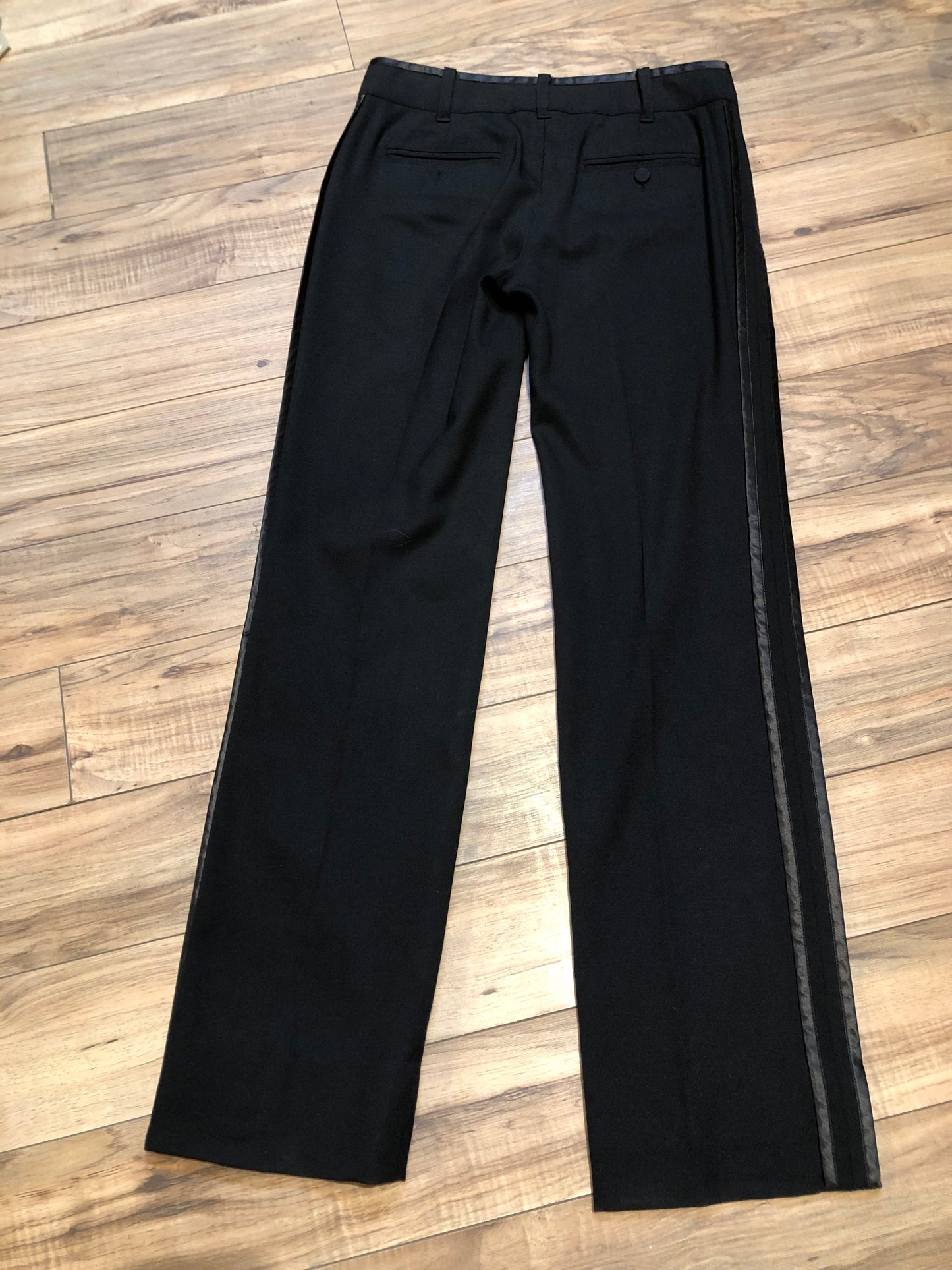 Kingspier Vintage - Club Monaco black wool blend (98% wool/ 2% spandex ) tuxedo pants with a double stripe down the sides, zip fly, low rise, slim cut and front and back pockets.
Size 0.