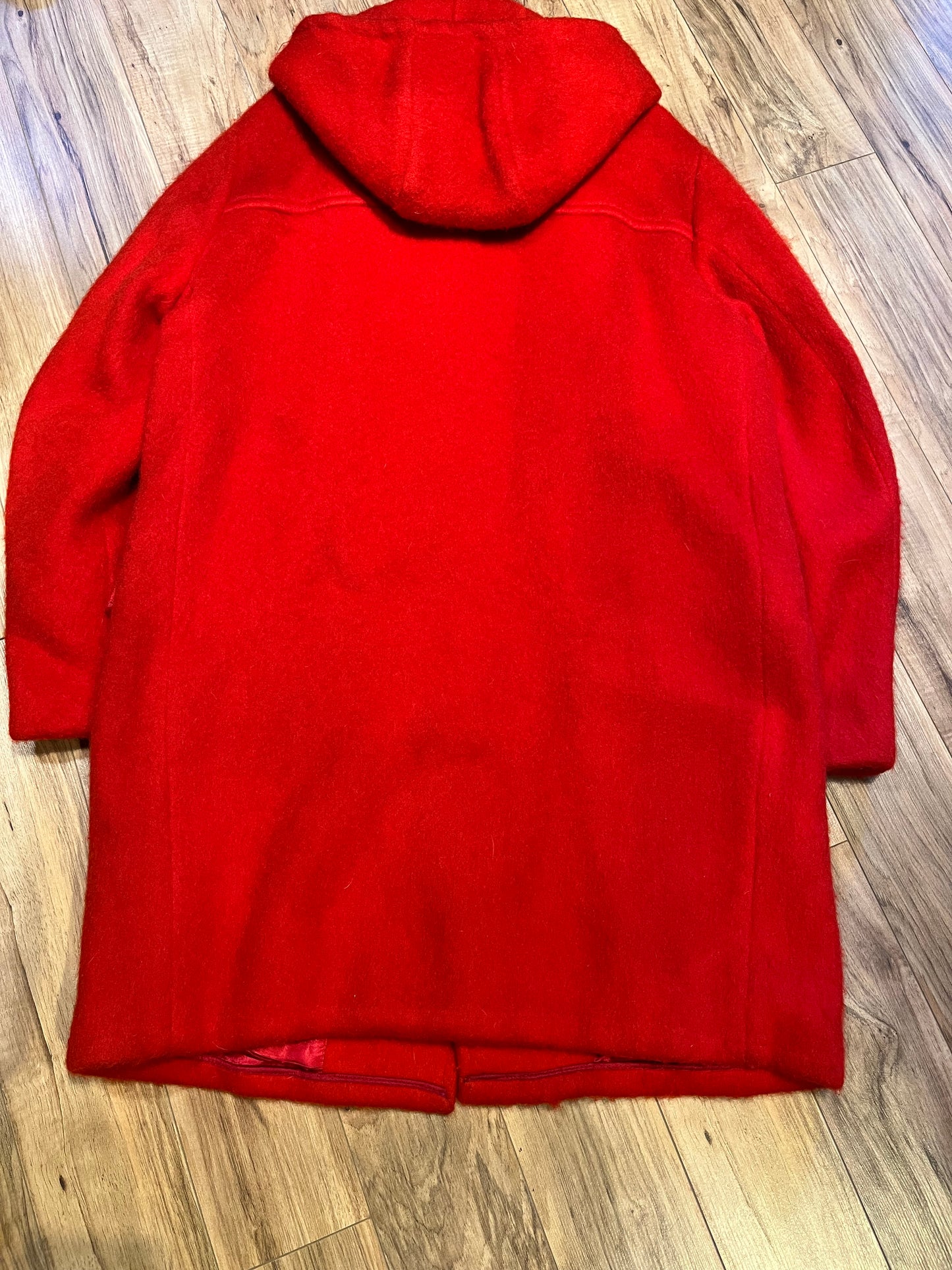 Genuine Hudson’s Bay Company 100% wool point blanket coat in bright red. The coat features flap pockets and hand warmer pockets, leather buttons, zip closure and a hood.
Made in Canada.
Size medium.