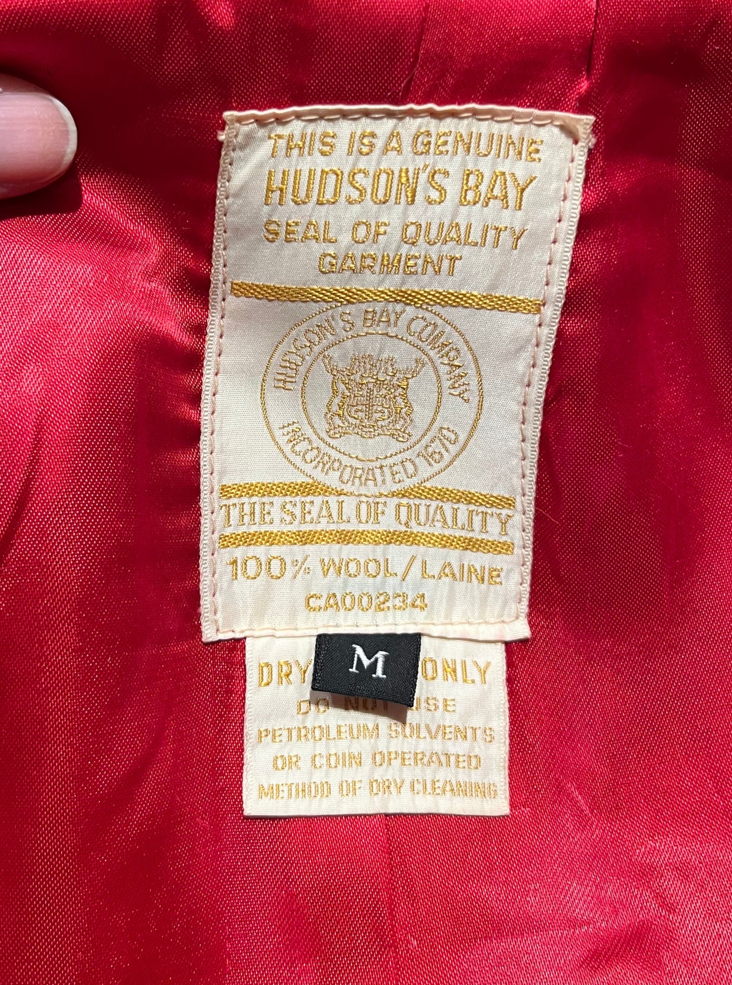 Genuine Hudson’s Bay Company 100% wool point blanket coat in bright red. The coat features flap pockets and hand warmer pockets, leather buttons, zip closure and a hood.
Made in Canada.
Size medium.