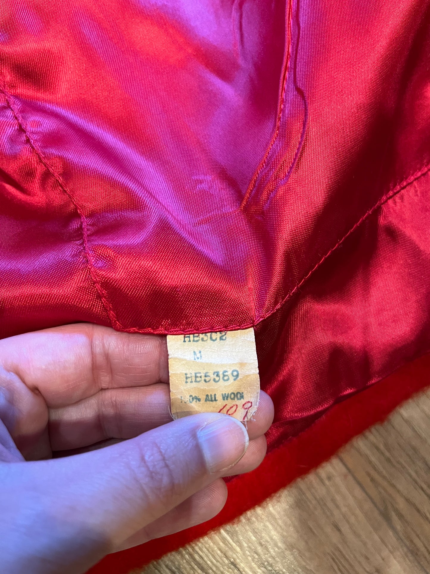 Genuine Hudson’s Bay Company 100% wool point blanket coat in bright red. The coat features flap pockets and hand warmer pockets, leather buttons, zip closure and a hood.
Made in Canada.
Size medium.