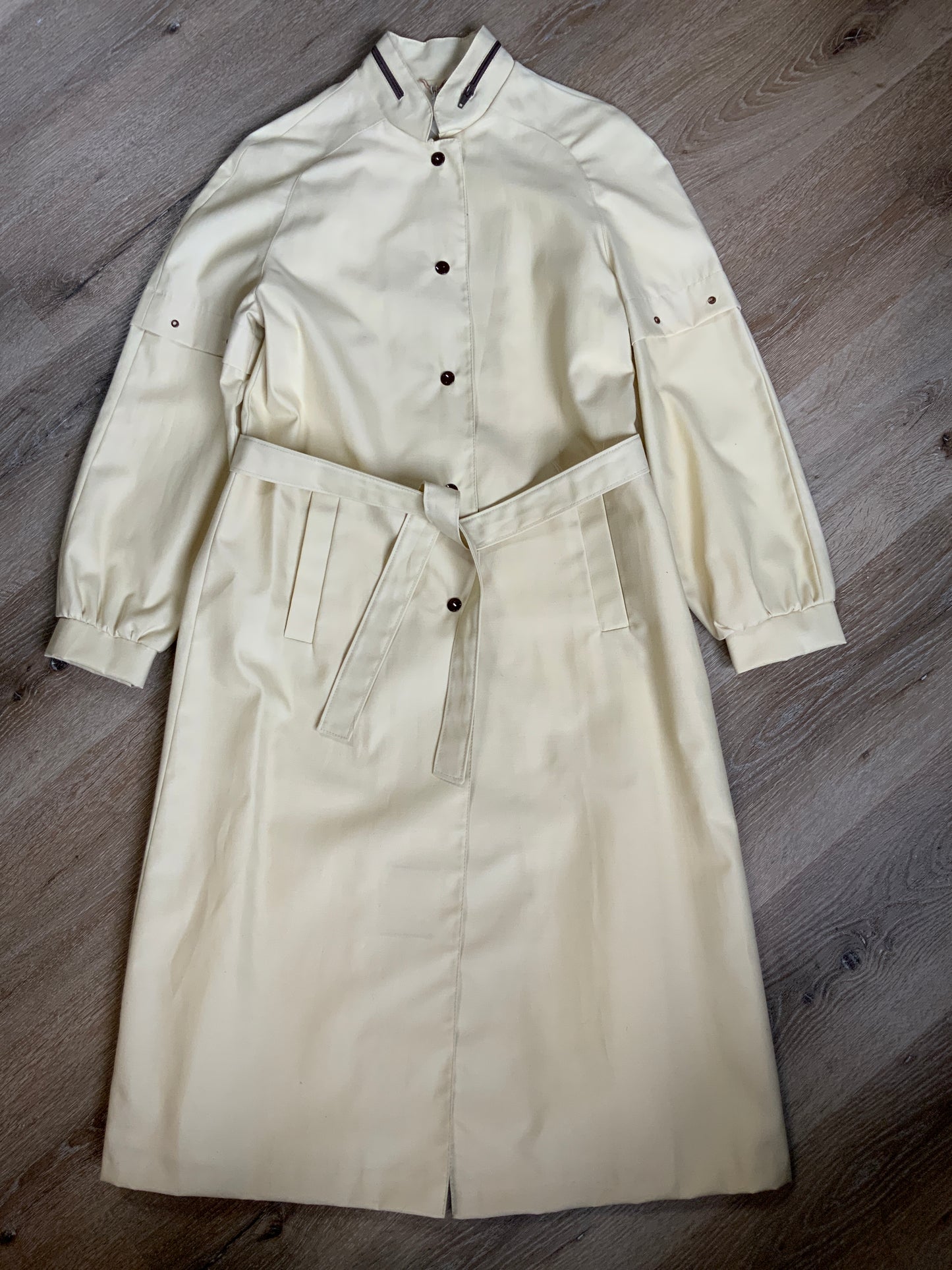 Kingspier Vintage - Westfield single breasted trench coat in cream with belt, snap closures, welt pockets and zip detail in collar. Made in Winnipeg, Canada. NWT, Size 8.