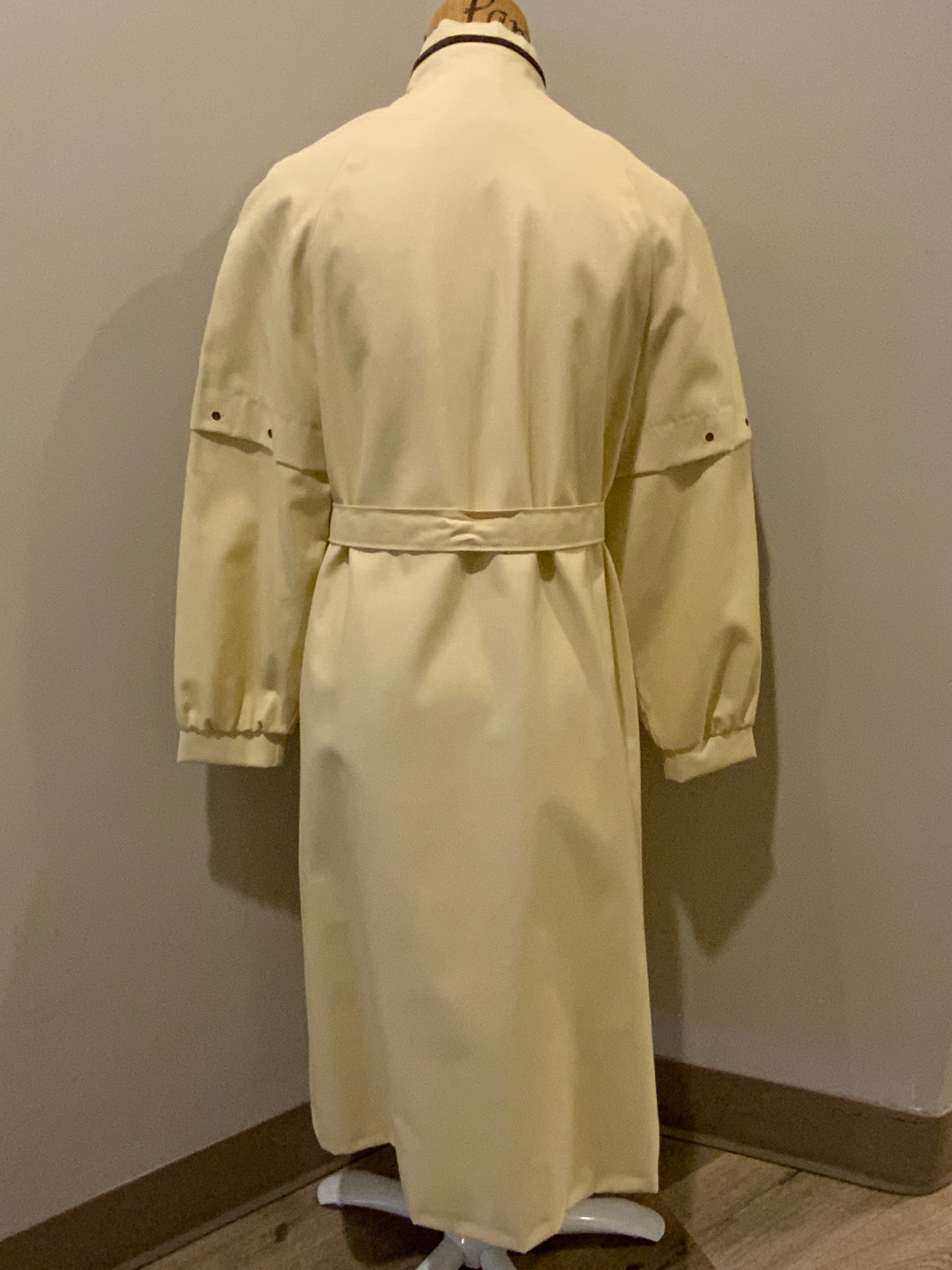 Kingspier Vintage - Westfield single breasted trench coat in cream with belt, snap closures, welt pockets and zip detail in collar. Made in Winnipeg, Canada. NWT, Size 8.
