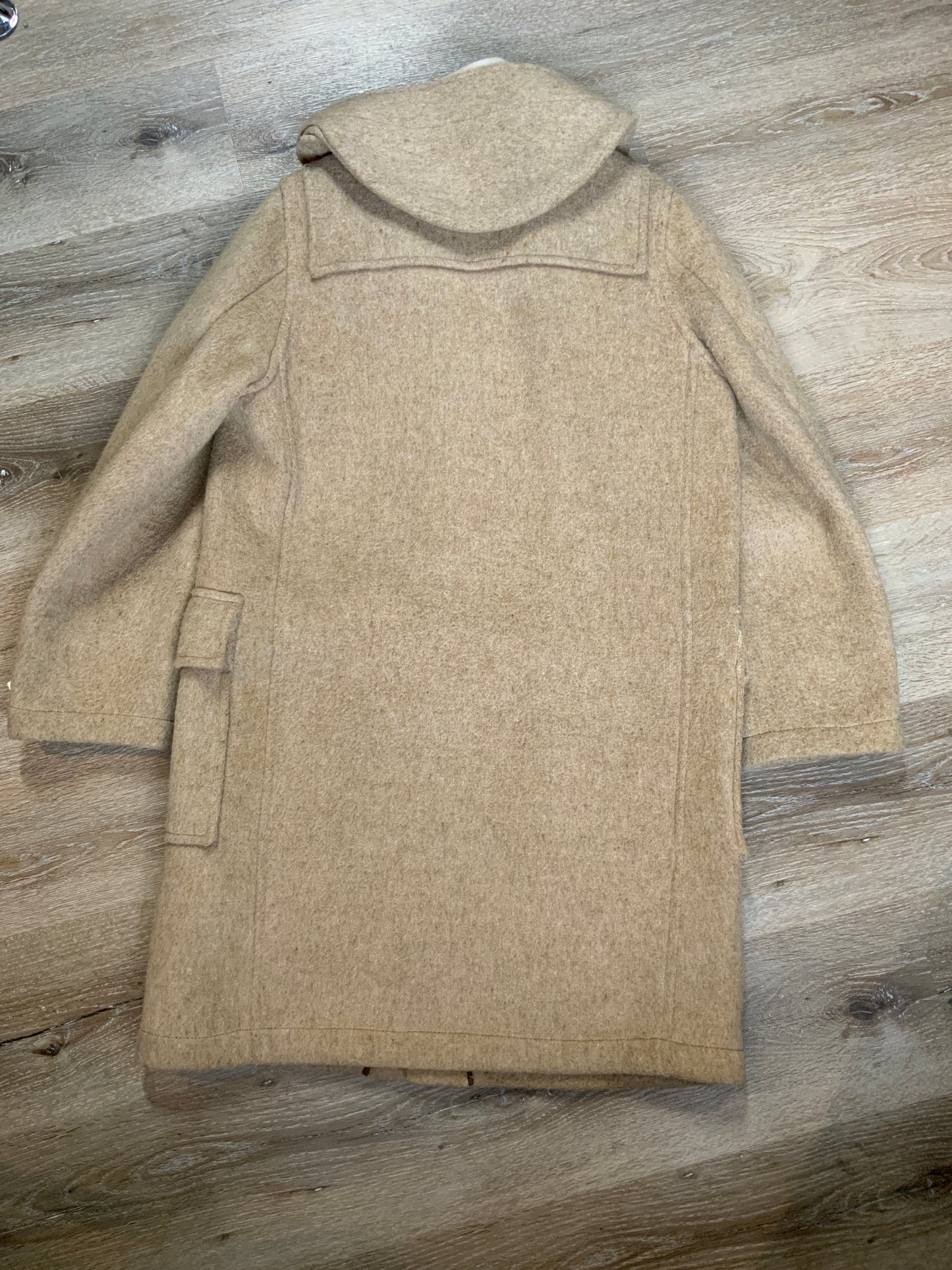 Kingspier Vintage - Tip Top beige textured wool duffle coat with hood, zipper, wooden toggles and flap pockets. Size 38.