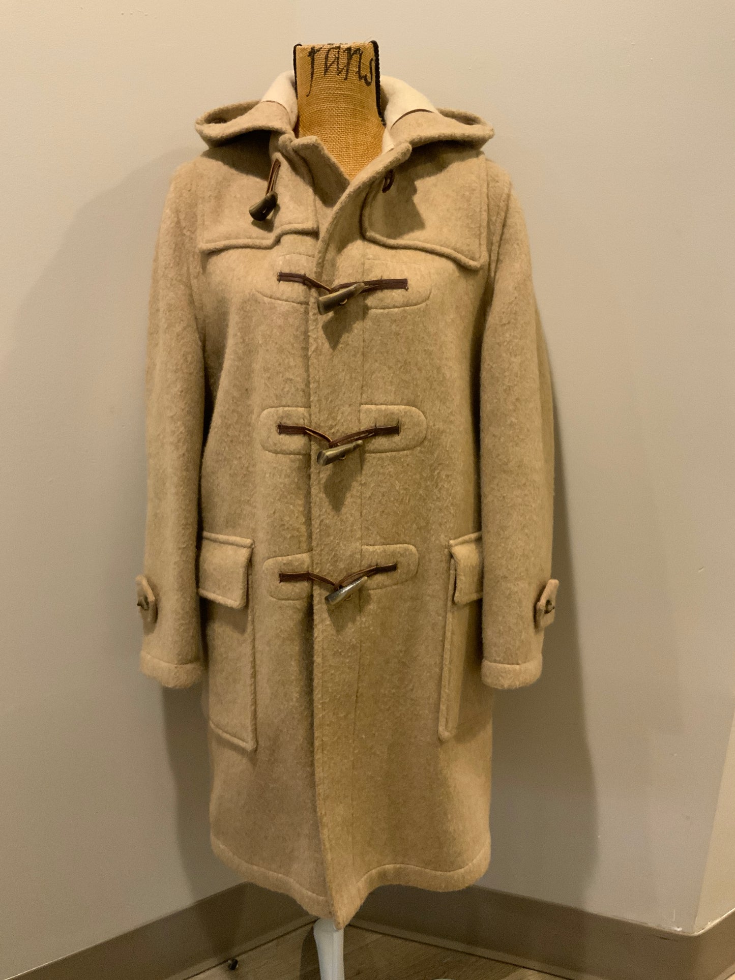Kingspier Vintage - Tip Top beige textured wool duffle coat with hood, zipper, wooden toggles and flap pockets. Size 38.