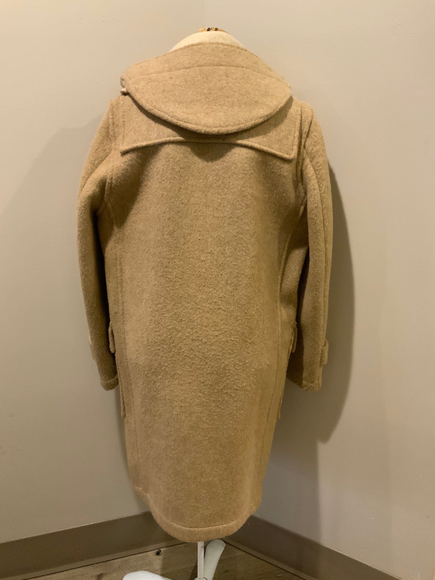 Kingspier Vintage - Tip Top beige textured wool duffle coat with hood, zipper, wooden toggles and flap pockets. Size 38.