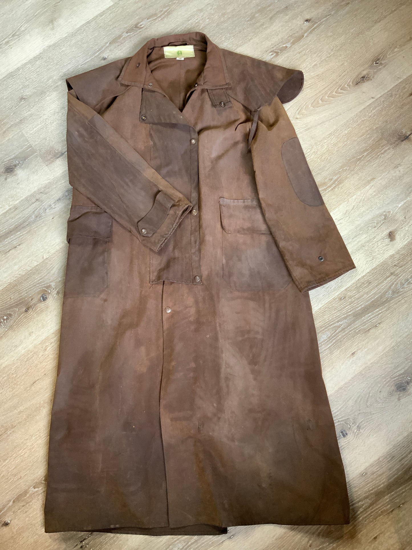 Kingspier Vintage - Driza - Bone Brown full length waxed canvas riding coat with cape shoulder detail, patch elbows, snap closures and flap pockets. The waxed canvas protects you from the elements. Made in Australia. Mens size 4.