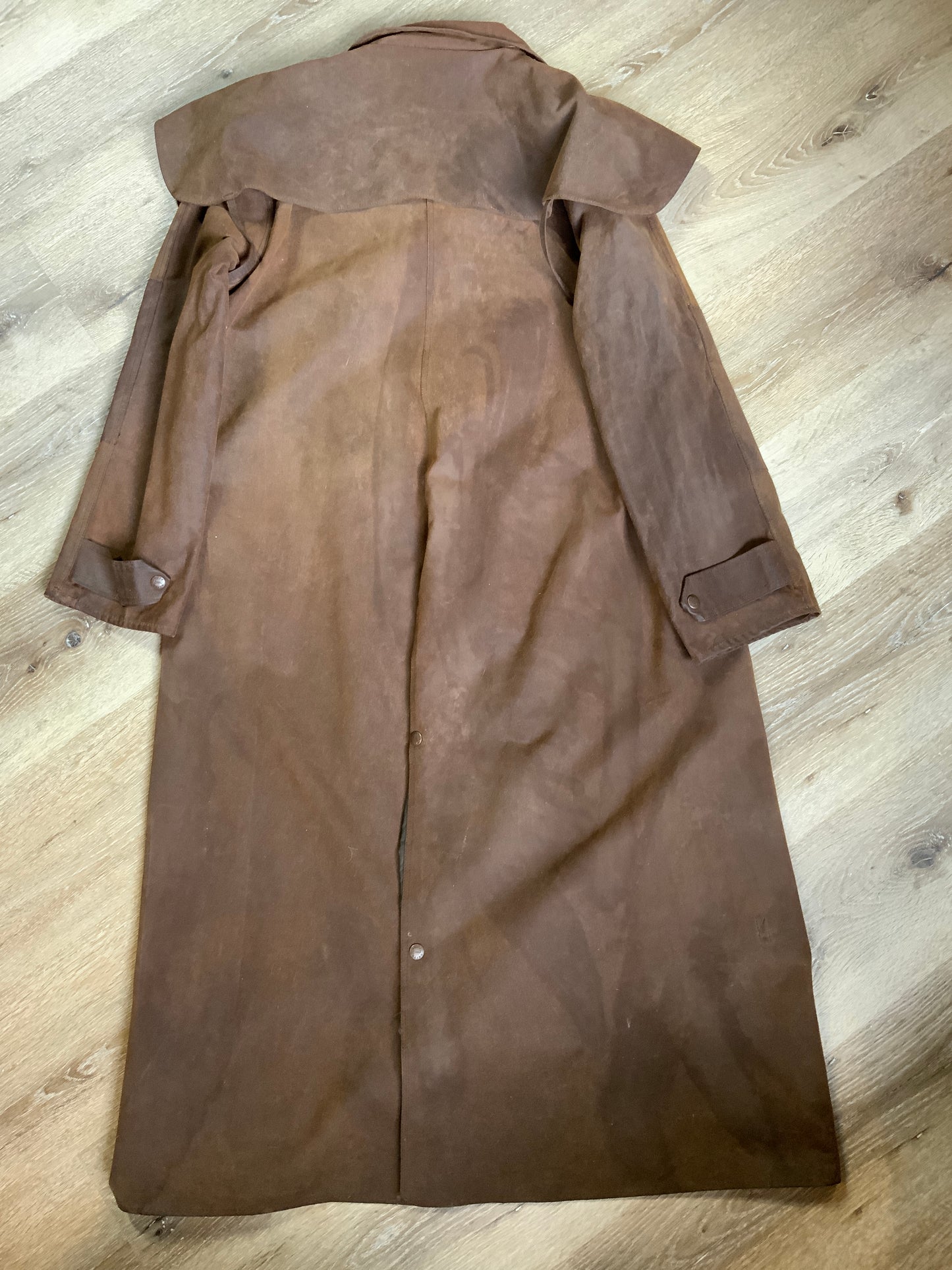 Kingspier Vintage - Driza - Bone Brown full length waxed canvas riding coat with cape shoulder detail, patch elbows, snap closures and flap pockets. The waxed canvas protects you from the elements. Made in Australia. Mens size 4.