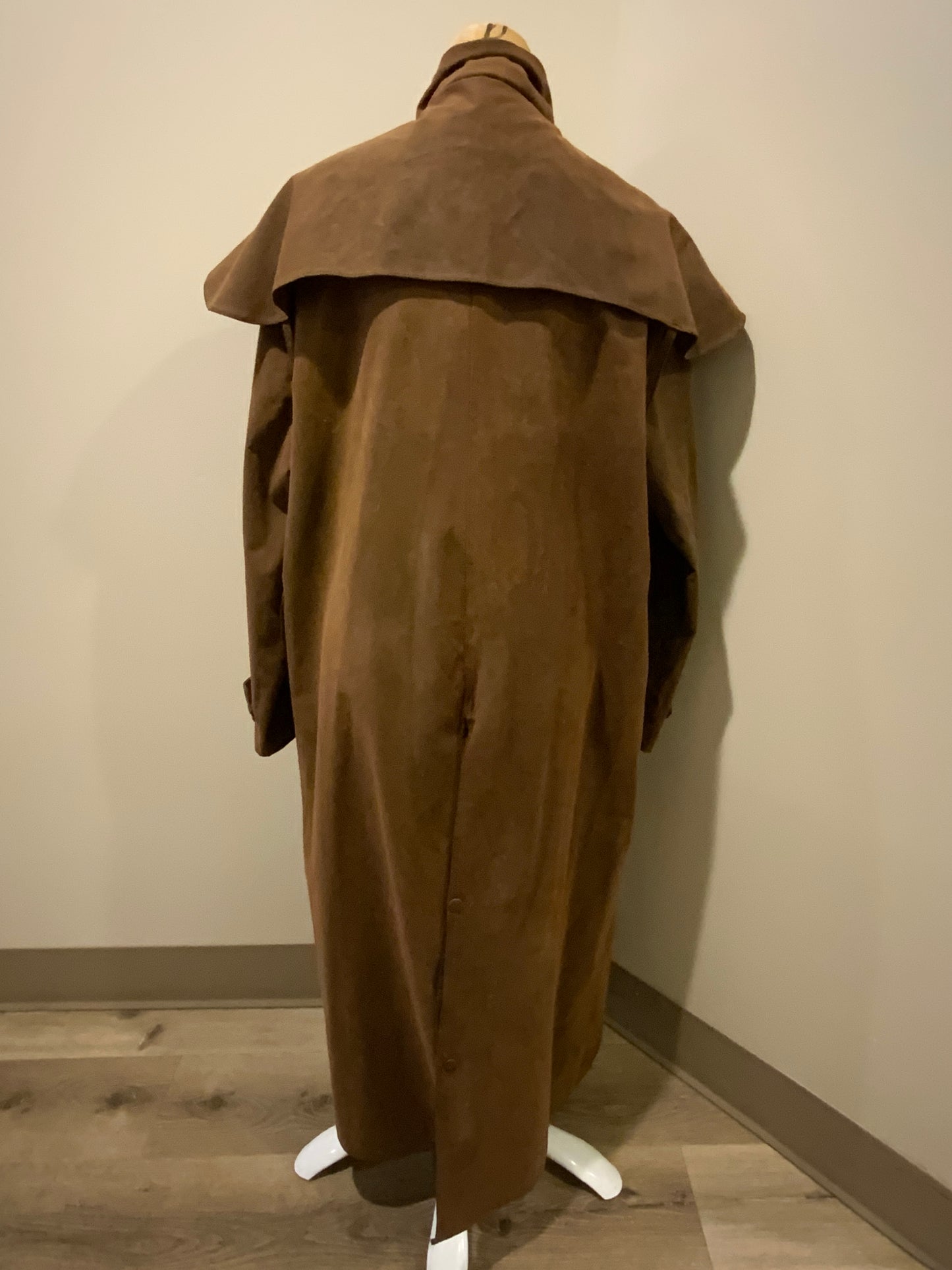 Kingspier Vintage - Driza - Bone Brown full length waxed canvas riding coat with cape shoulder detail, patch elbows, snap closures and flap pockets. The waxed canvas protects you from the elements. Made in Australia. Mens size 4.