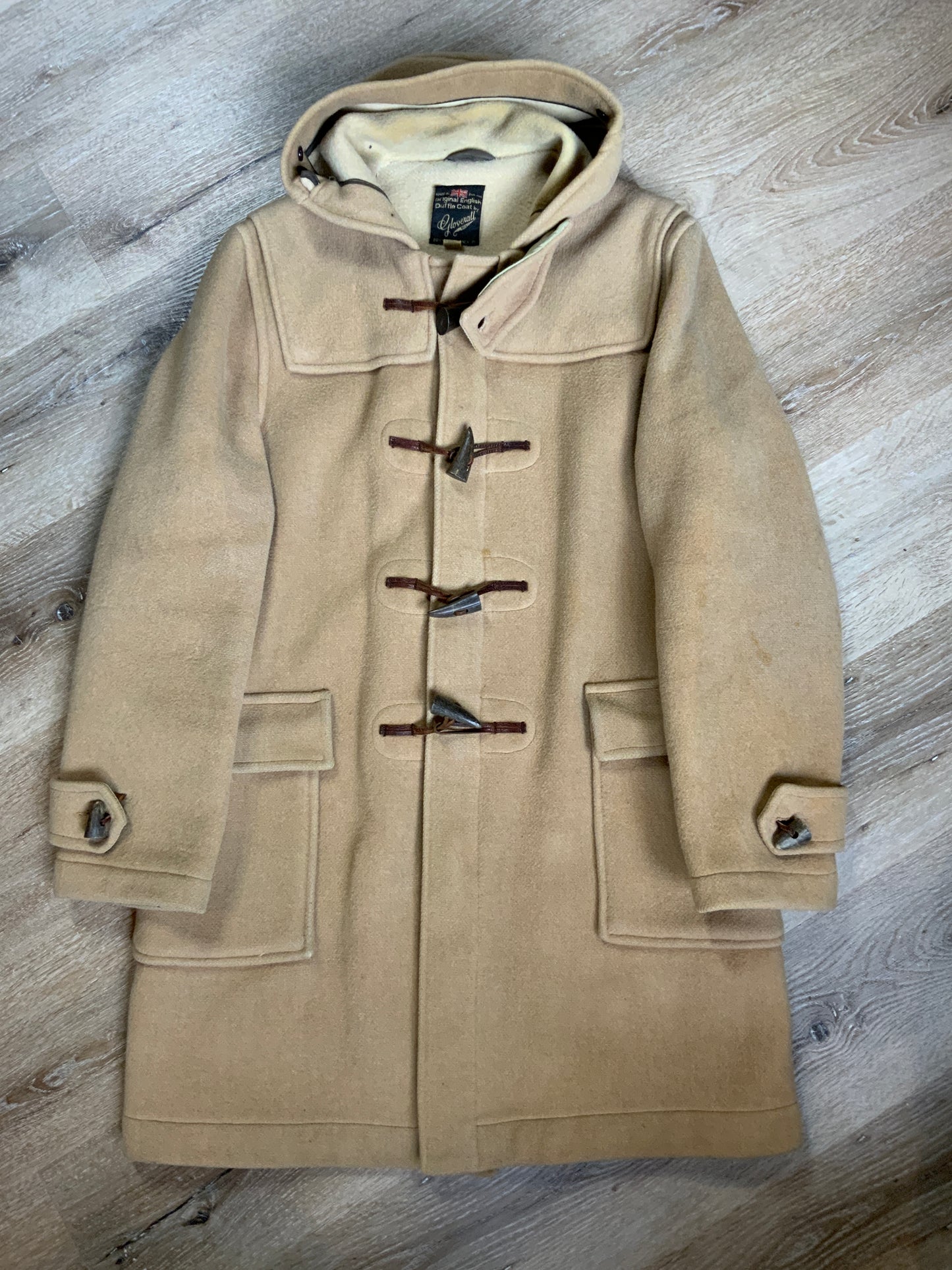 Kingspier Vintage - Gloverall tan wool duffle coat with hood, zipper, wooden toggles and flap pockets. Made in England. Size 42.