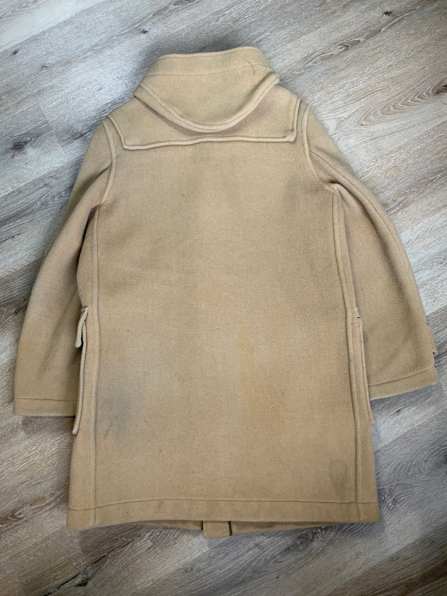 Kingspier Vintage - Gloverall tan wool duffle coat with hood, zipper, wooden toggles and flap pockets. Made in England. Size 42.