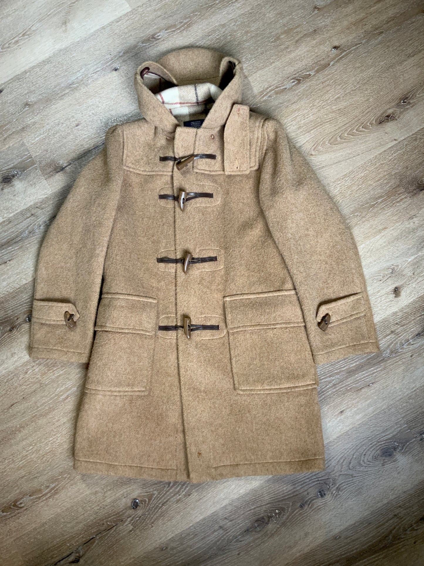 Kingspier Vintage - Sears textured beige wool blend duffle coat with hood, zipper, wooden toggles, flap pockets and tartan lining. Made in Canada. Size 36.