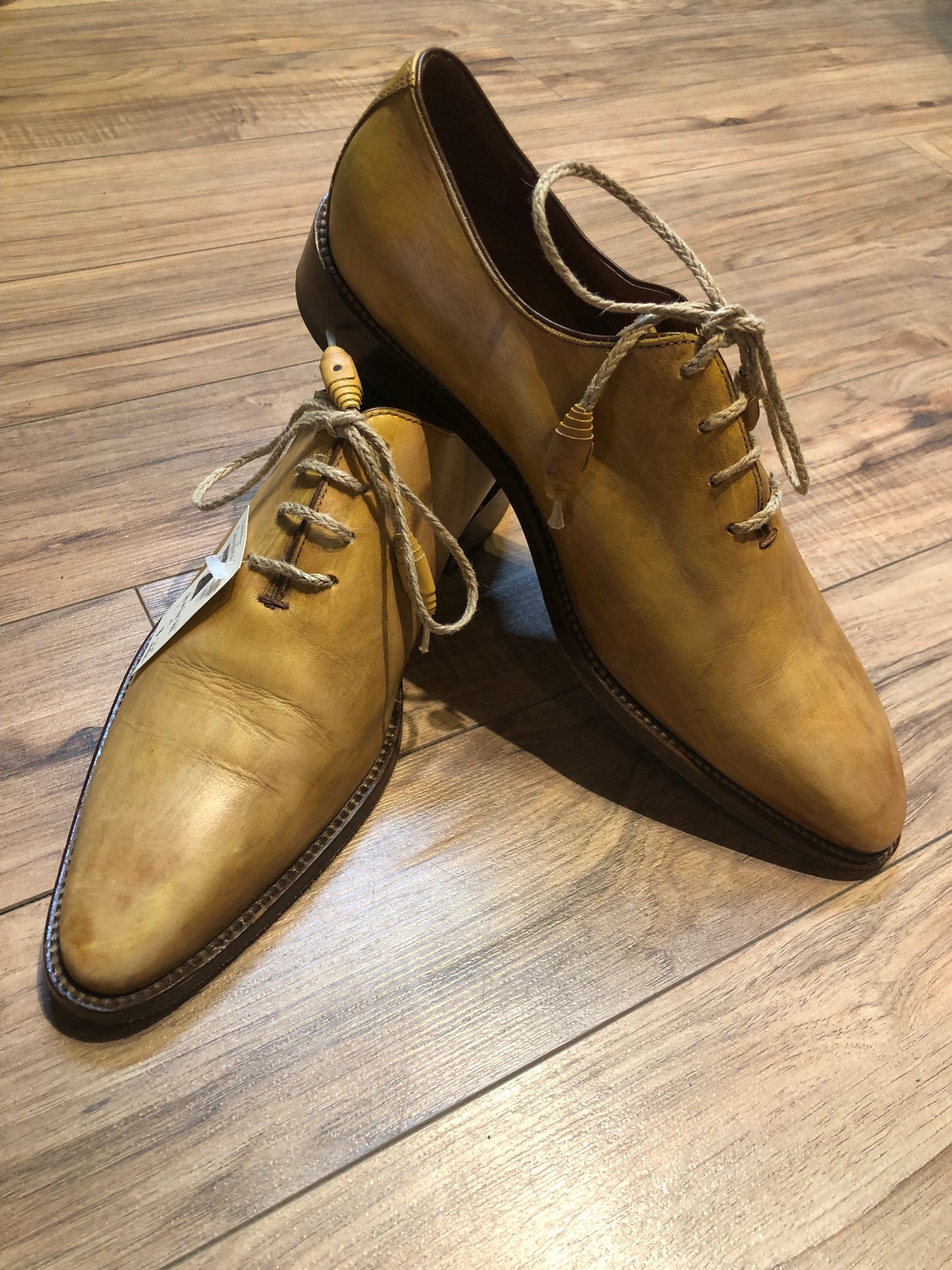Kingspier Vintage - Calzoleria Toscana wholecut oxford dress shoe with leather sole and unique laces.
Handmade in Italy
Size 8 US/ 41 EUR