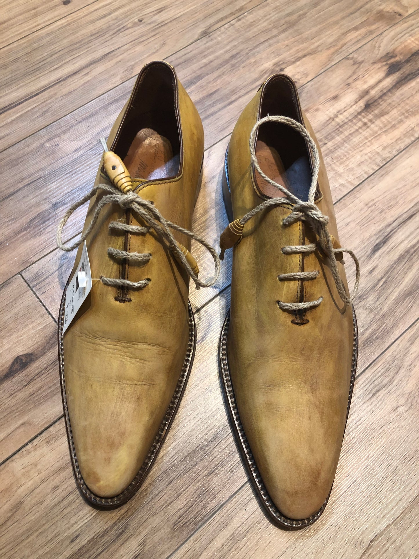 Kingspier Vintage - Calzoleria Toscana wholecut oxford dress shoe with leather sole and unique laces.
Handmade in Italy
Size 8 US/ 41 EUR