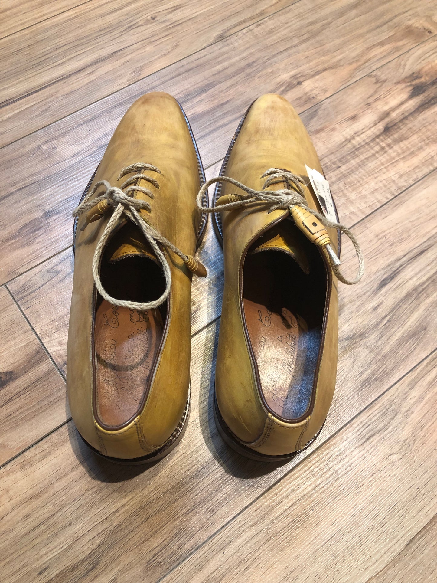 Kingspier Vintage - Calzoleria Toscana wholecut oxford dress shoe with leather sole and unique laces.
Handmade in Italy
Size 8 US/ 41 EUR