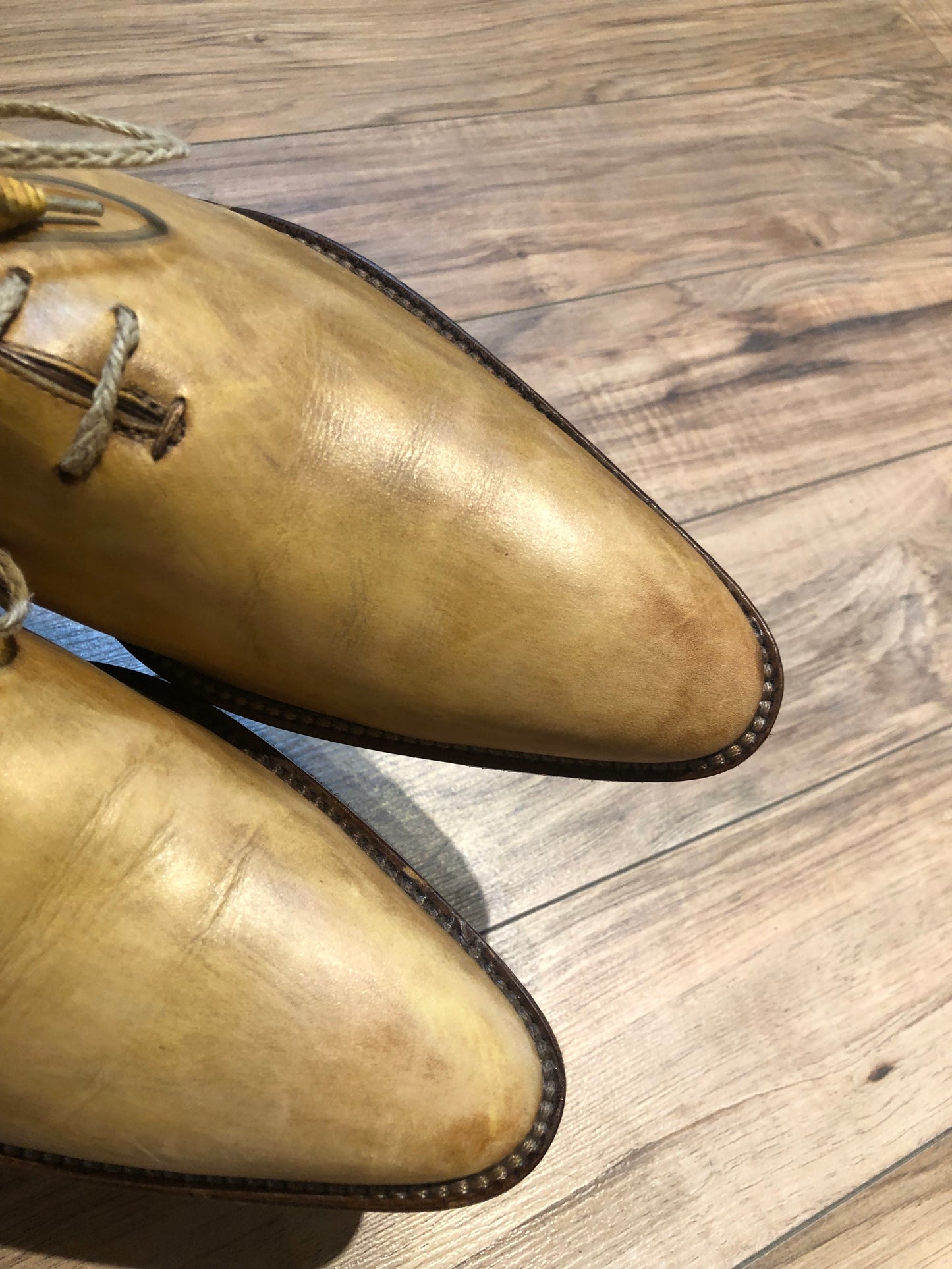 Kingspier Vintage - Calzoleria Toscana wholecut oxford dress shoe with leather sole and unique laces.
Handmade in Italy
Size 8 US/ 41 EUR