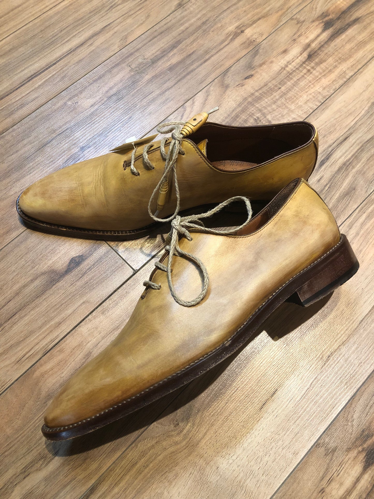 Kingspier Vintage - Calzoleria Toscana wholecut oxford dress shoe with leather sole and unique laces.
Handmade in Italy
Size 8 US/ 41 EUR