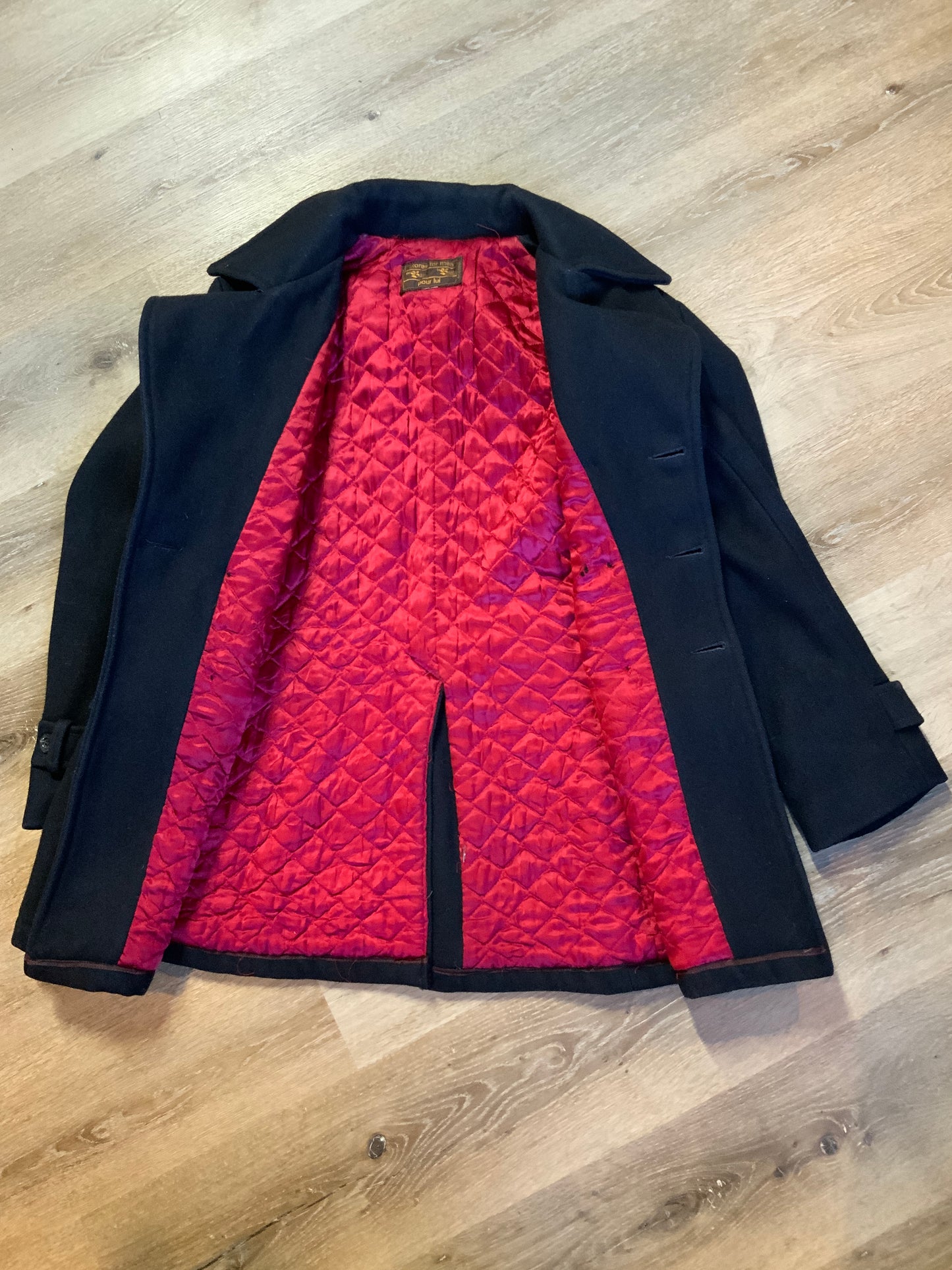 Kingspier Vintage - The Bay navy blue wool blend peacoat with front welt pockets and flap pockets plus a raspberry colour quilted lining. Made in Canada. Size 40.