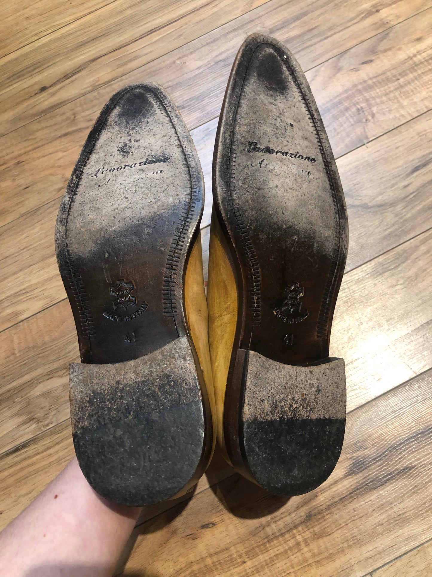 Kingspier Vintage - Calzoleria Toscana wholecut oxford dress shoe with leather sole and unique laces.
Handmade in Italy
Size 8 US/ 41 EUR