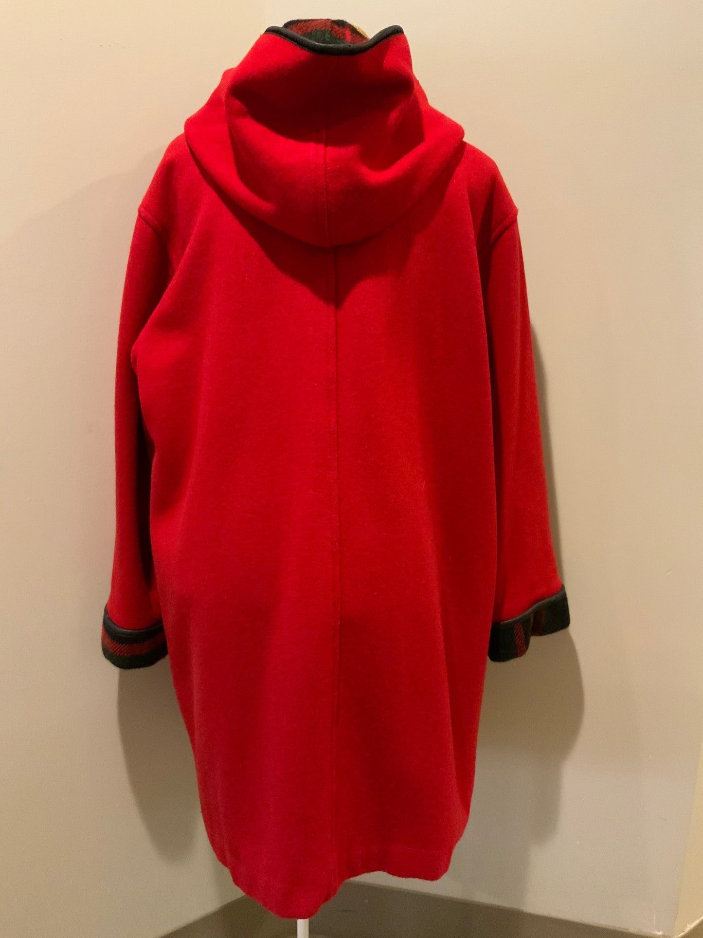 Kingspier Vintage - Club Manteau red wool blend duffle coat with hood, toggles, flap pockets and thin black leather trim. Size is small