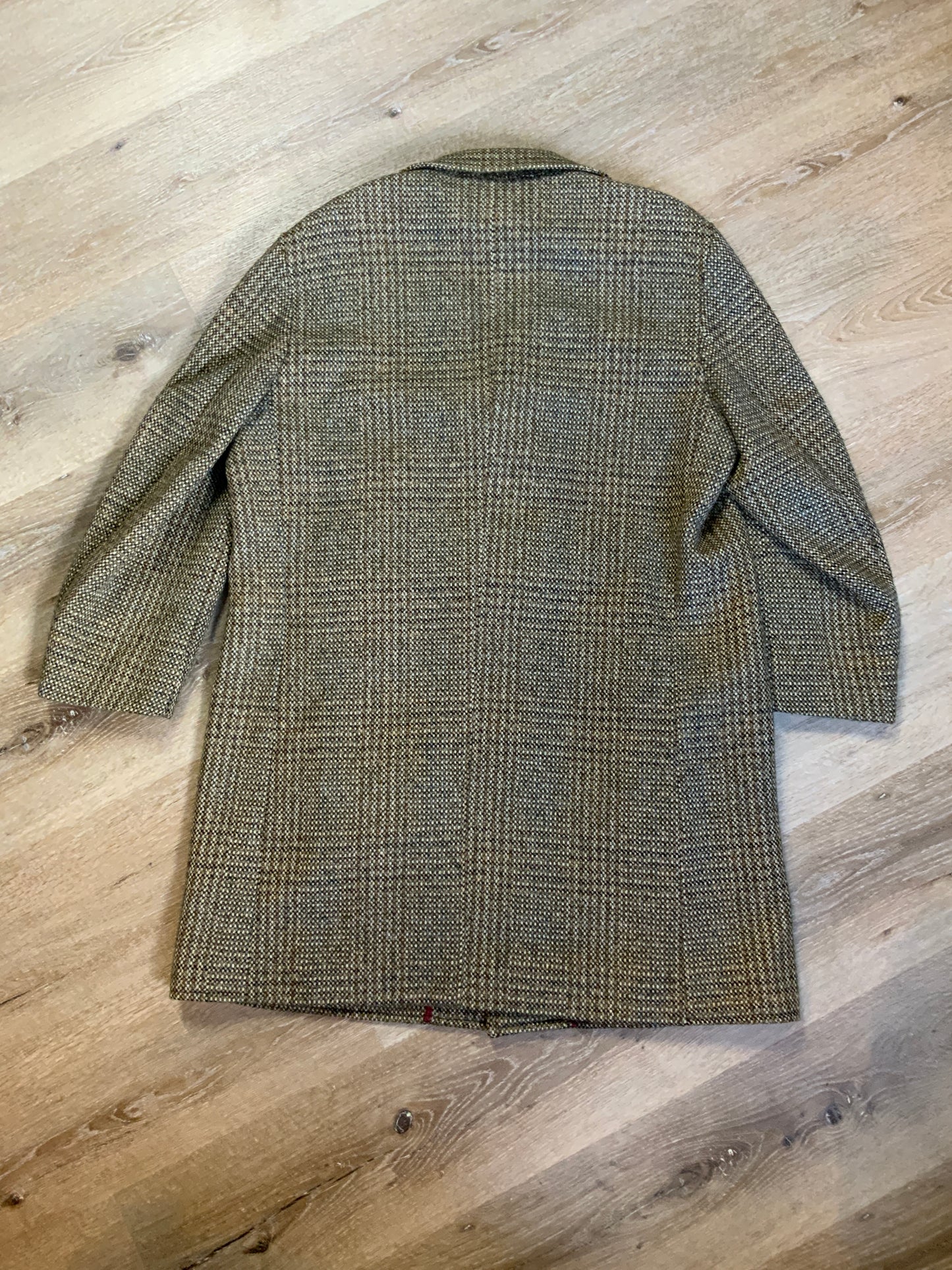 Kingspier Vintage - Tweed light brown wool blend car coat with slash pockets, dark brown button closures, dark brown iridescent satin lining with inside pocket and wine trim. Size 50.