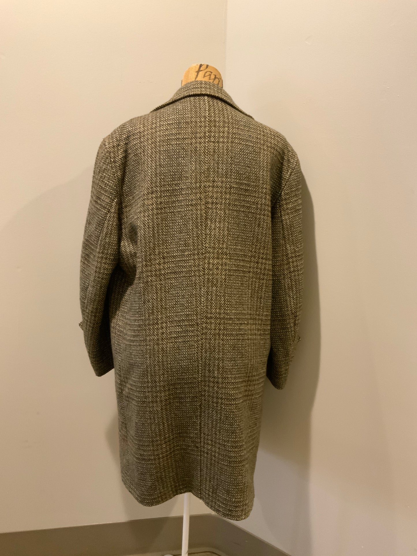 Kingspier Vintage - Tweed light brown wool blend car coat with slash pockets, dark brown button closures, dark brown iridescent satin lining with inside pocket and wine trim. Size 50.