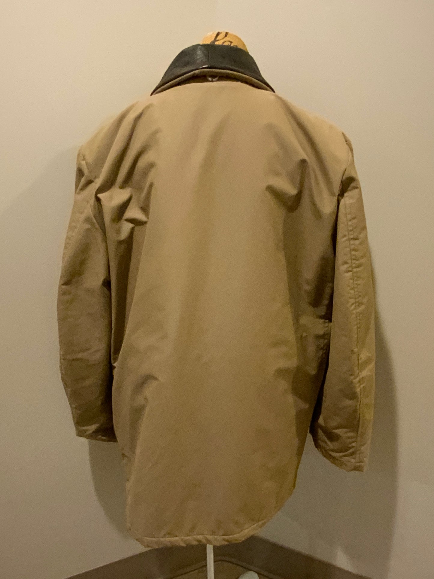 Kingspier Vintage - Special Reserve hunting jacket in beige with brown leather collar featuring a strap to keep your collar in place, zipper, three flap pockets and one zip pocket. Knit inside cuffs. lined for cooler weather with drawstring at waist. Made in Canada. Size 44.