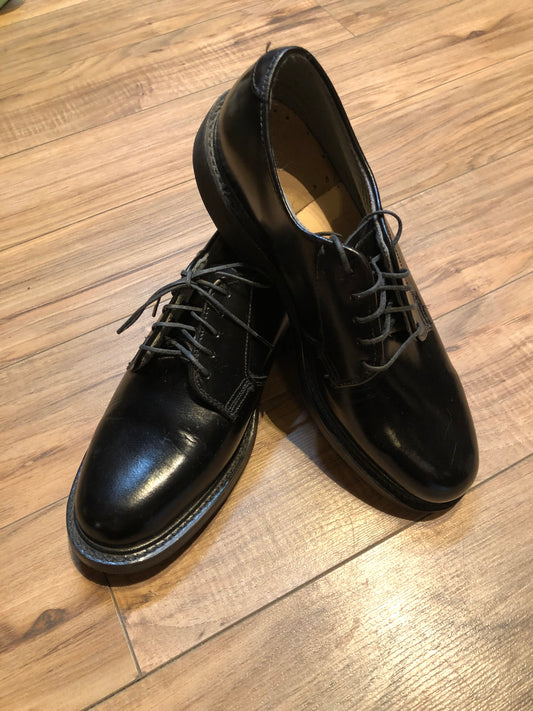 Kingspier Vintage - Vintage deadstock black leather derby shoe with plain toe and synthetic sole.
Size womens 8.5 US