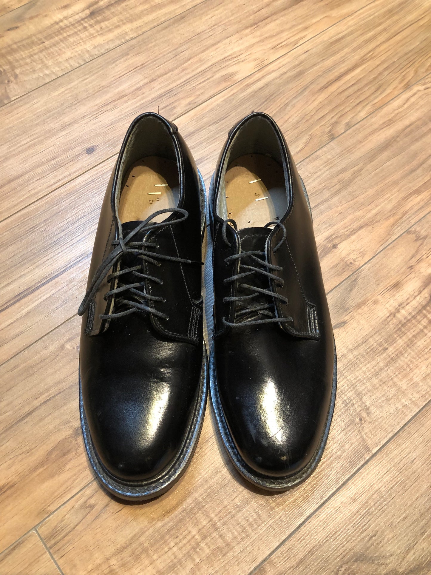 Kingspier Vintage - Vintage deadstock black leather derby shoe with plain toe and synthetic sole.
Size womens 8.5 US