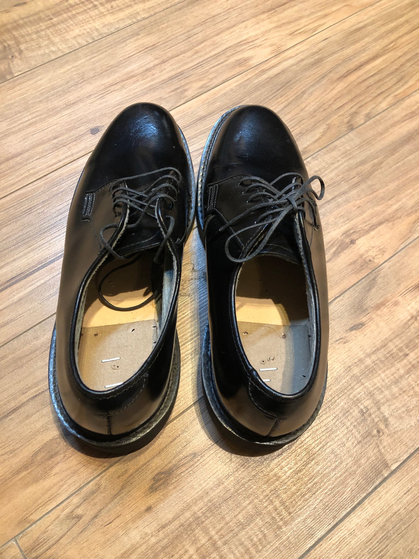 Kingspier Vintage - Vintage deadstock black leather derby shoe with plain toe and synthetic sole.
Size womens 8.5 US
