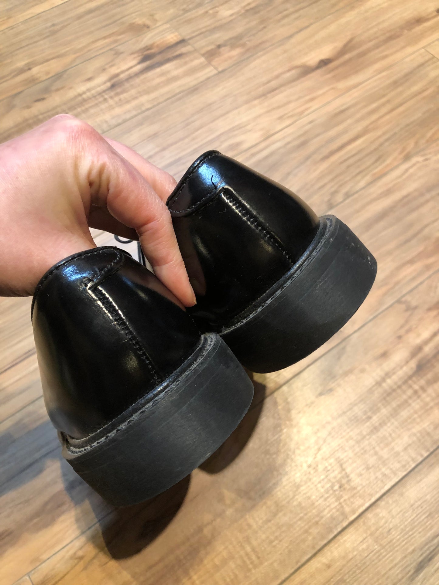 Kingspier Vintage - Vintage deadstock black leather derby shoe with plain toe and synthetic sole.
Size womens 8.5 US