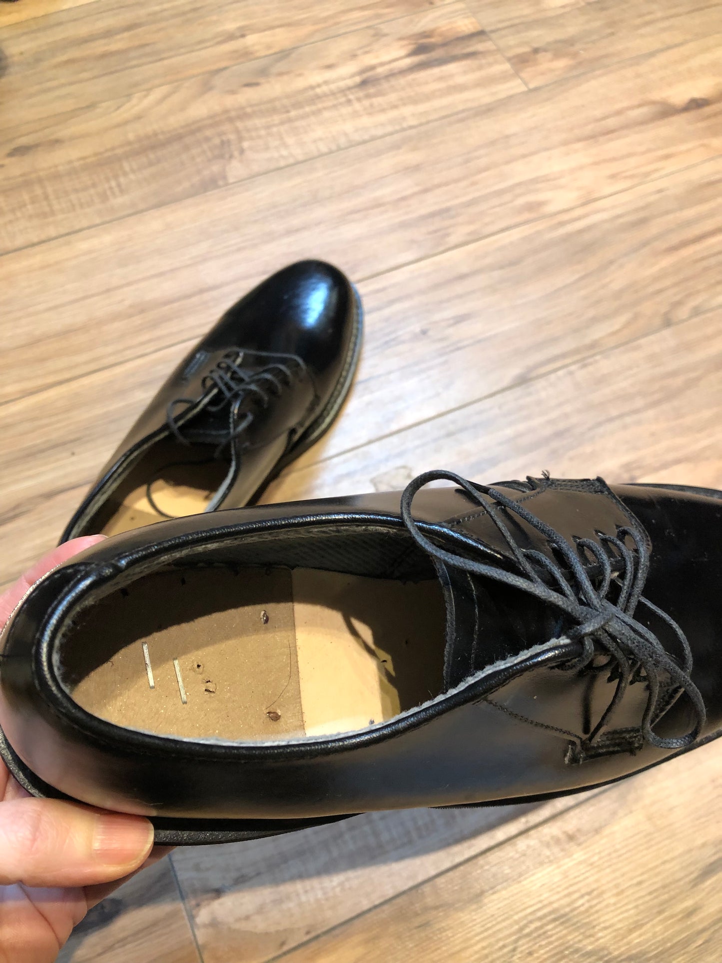 Kingspier Vintage - Vintage deadstock black leather derby shoe with plain toe and synthetic sole.
Size womens 8.5 US