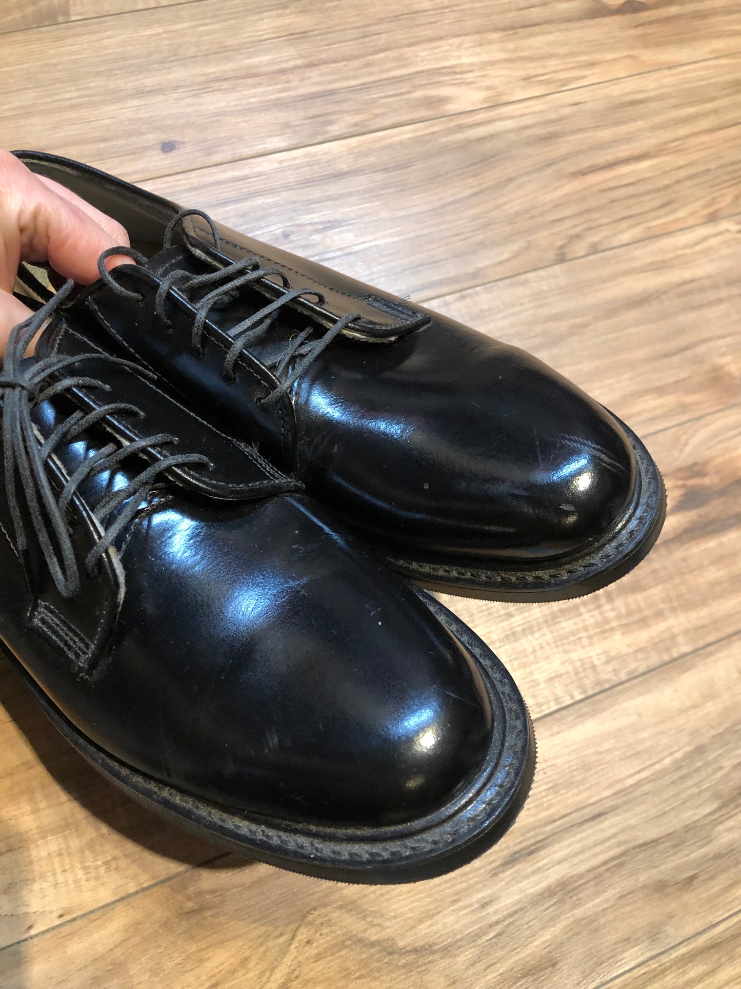 Kingspier Vintage - Vintage deadstock black leather derby shoe with plain toe and synthetic sole.
Size womens 8.5 US
