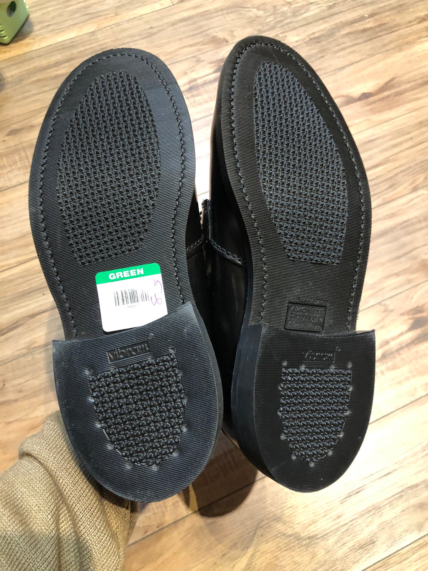 Kingspier Vintage - Vintage deadstock black leather derby shoe with plain toe and synthetic sole.
Size womens 8.5 US