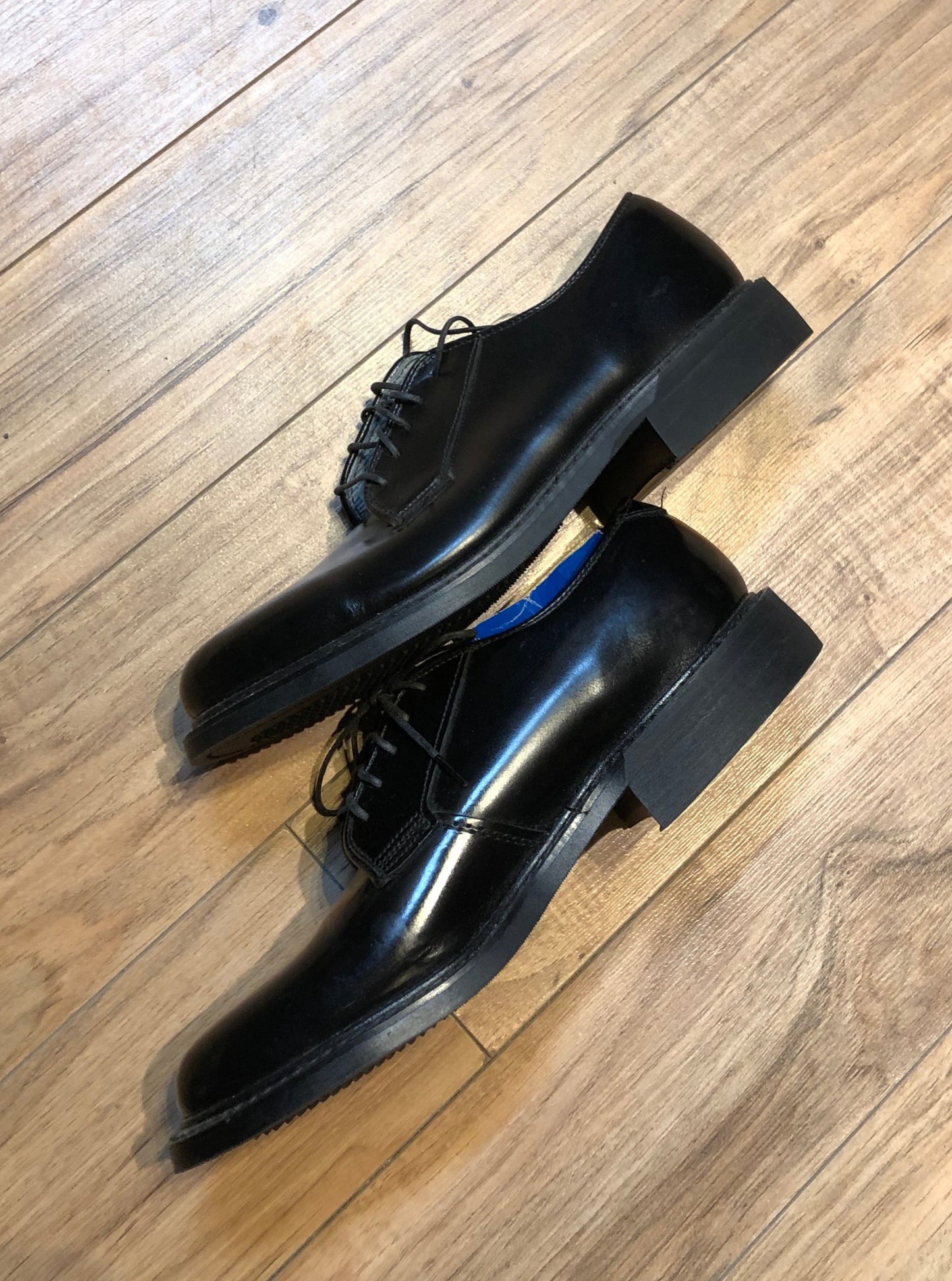 Kingspier Vintage - Vintage deadstock black leather derby shoe with plain toe and synthetic sole.
Size womens 8.5 US