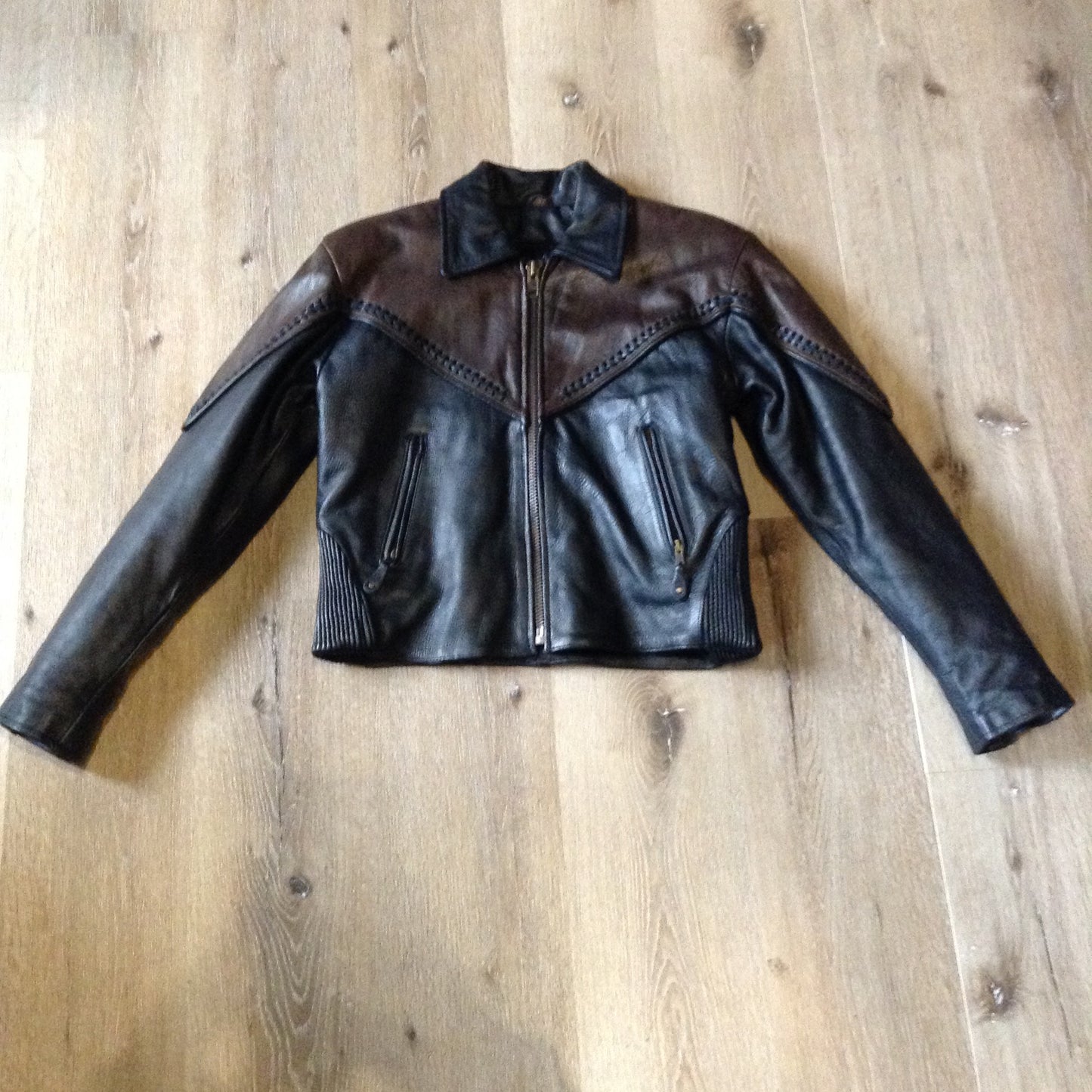 Kingspier Vintage - Vintage Hot Leathers brown and black leather moto jacket with leather stitching detail, zipper closure, zip pockets, zip details on the sleeve and a removable quilted lining. Women’s large.