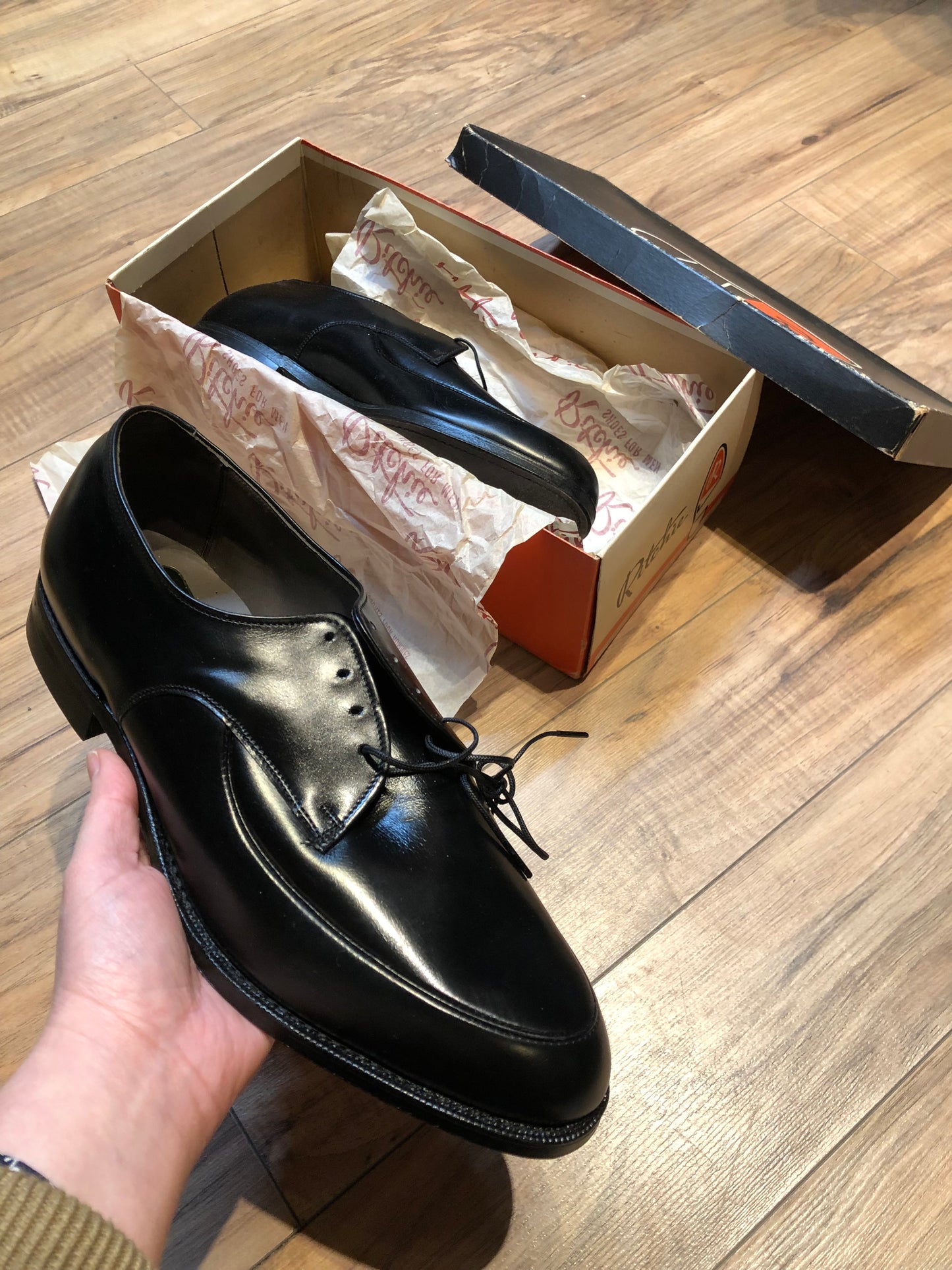 Kingspier Vintage - Vintage deadstock Ritchie Deluxe black leather derby shoe with plain toe and leather soles.
Size mens 9 US