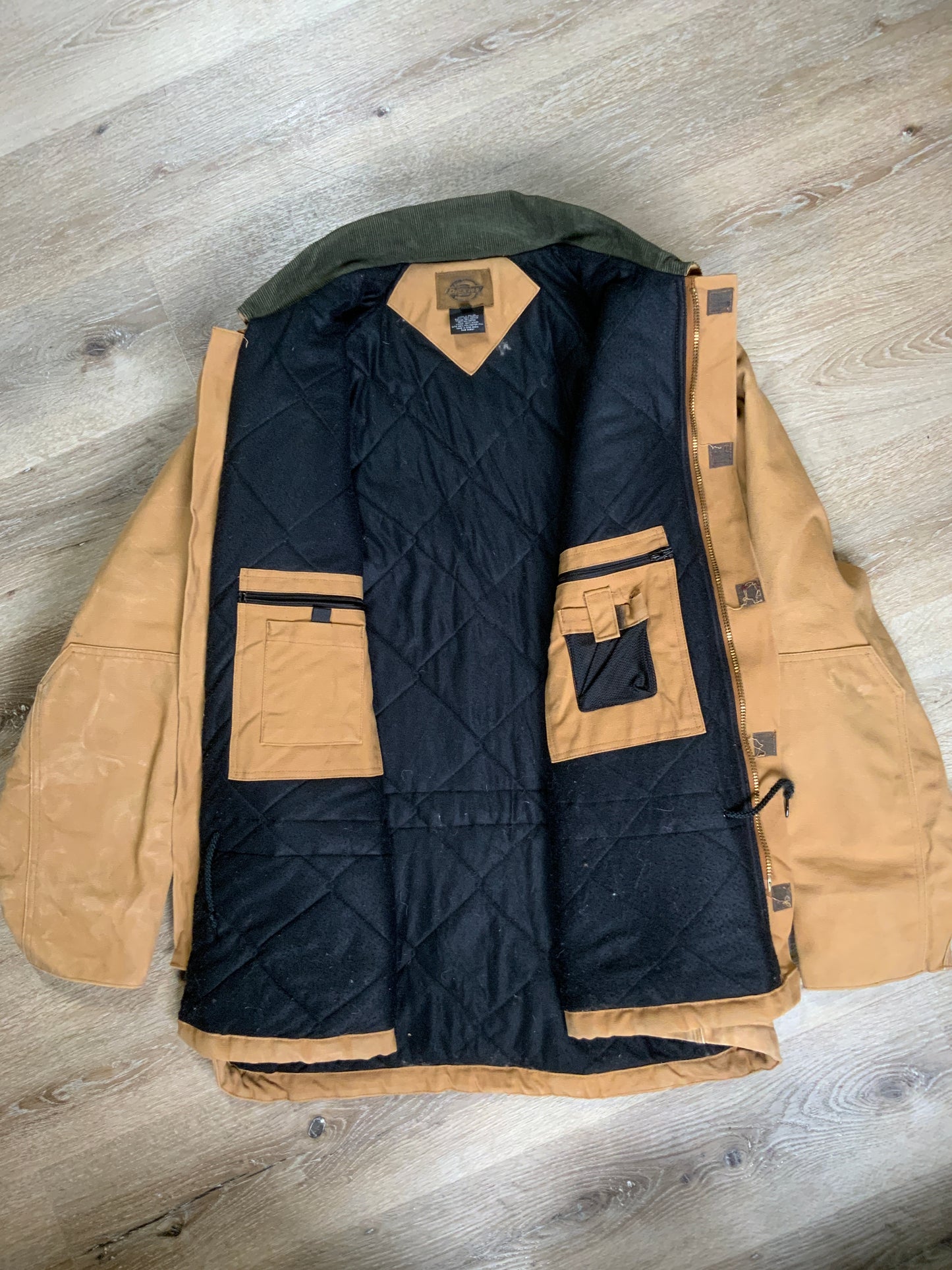 Kingspier Vintage - Dickies canvas work jacket with green corduroy collar, patch pockets, zipper, Velcro closures, quilted lining, an inside drawstring at the waist and an inside pocket.