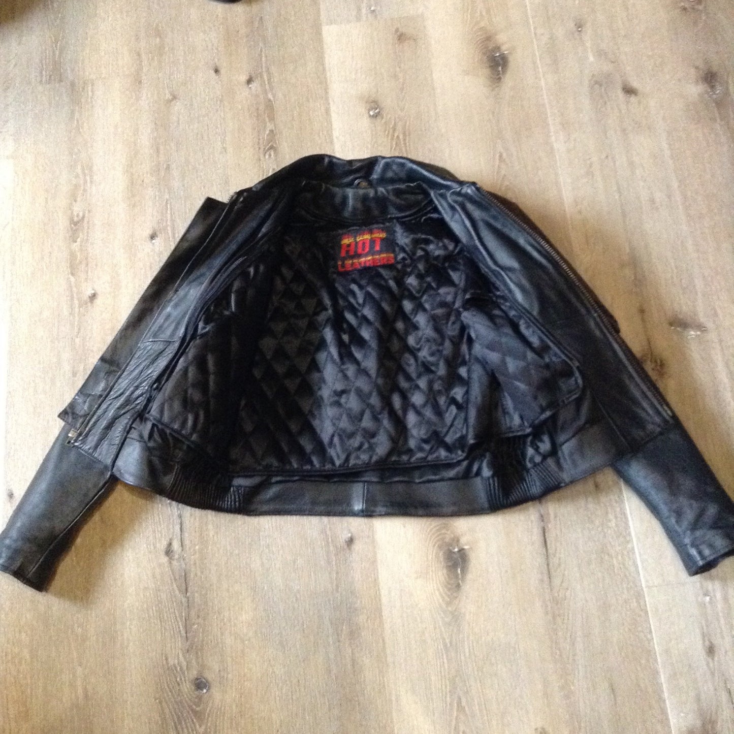 Kingspier Vintage - Vintage Hot Leathers brown and black leather moto jacket with leather stitching detail, zipper closure, zip pockets, zip details on the sleeve and a removable quilted lining. Women’s large.