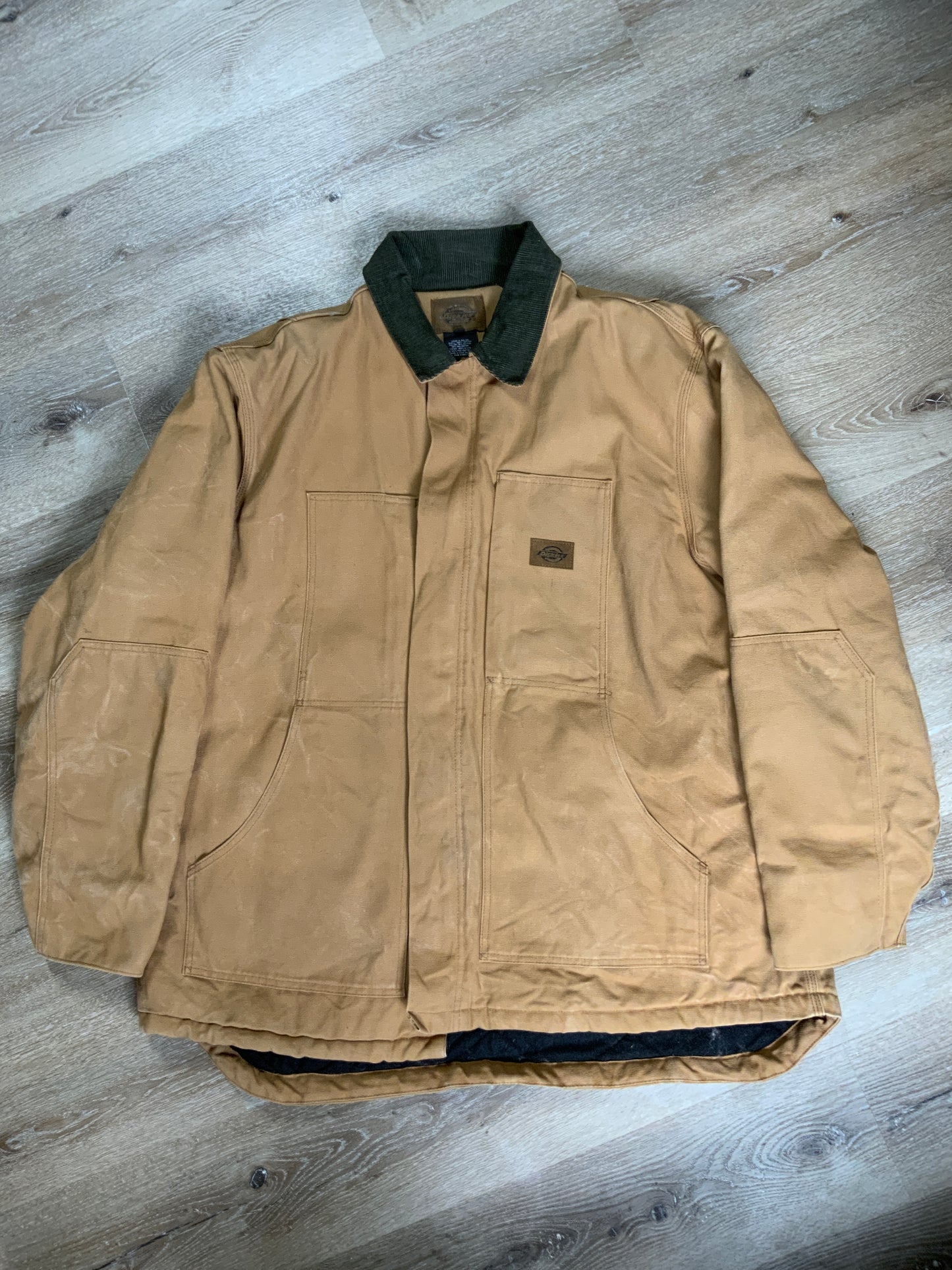 Kingspier Vintage - Dickies canvas work jacket with green corduroy collar, patch pockets, zipper, Velcro closures, quilted lining, an inside drawstring at the waist and an inside pocket.