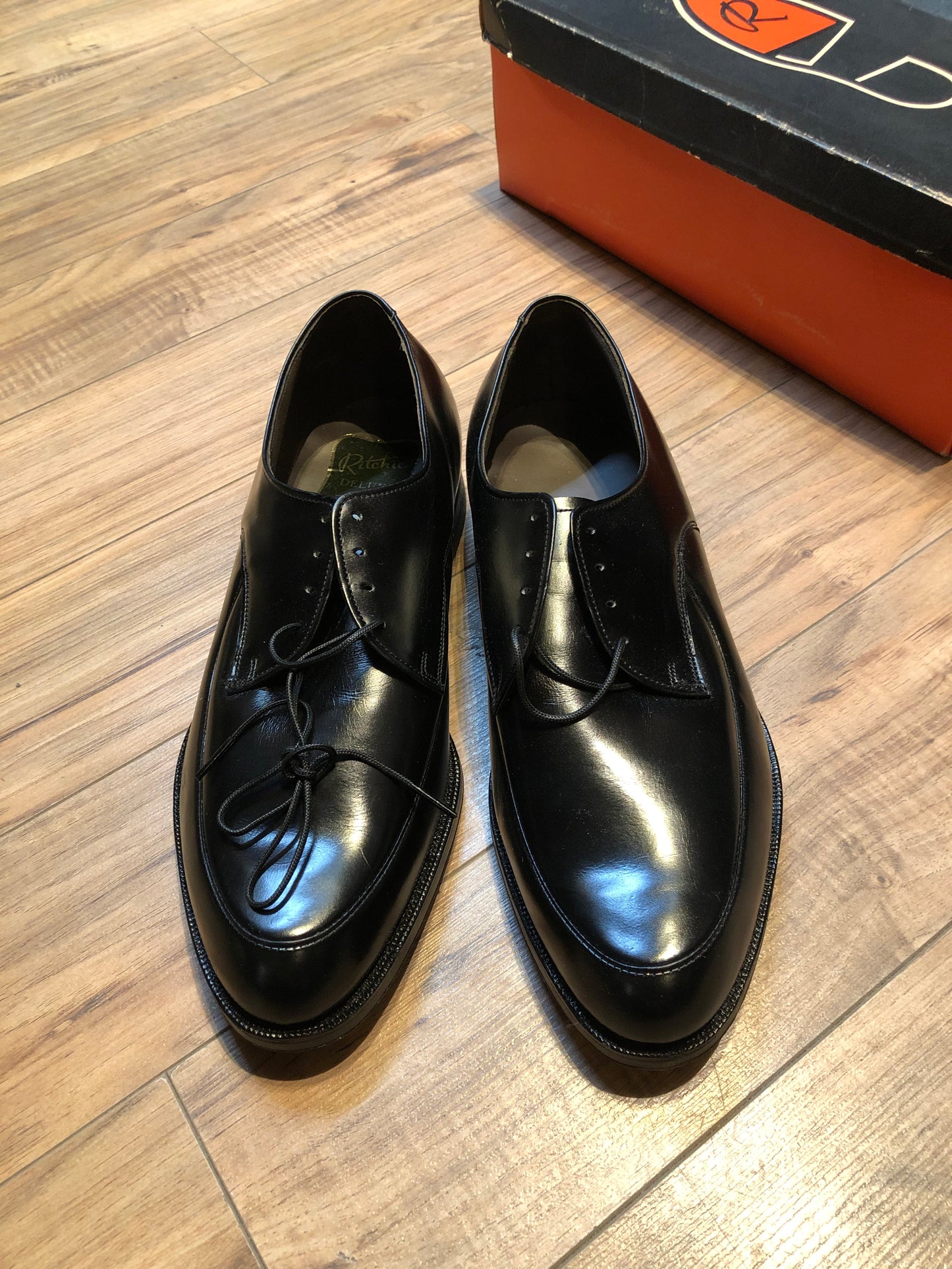 Kingspier Vintage - Vintage deadstock Ritchie Deluxe black leather derby shoe with plain toe and leather soles.
Size mens 9 US