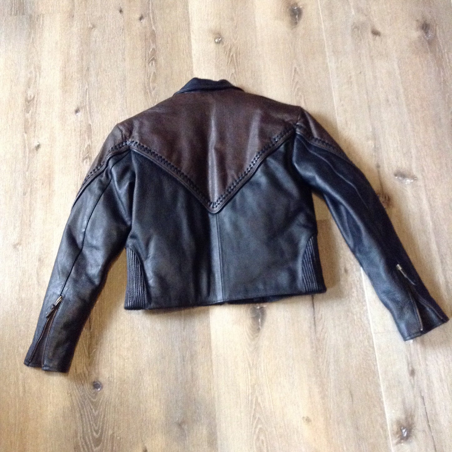 Kingspier Vintage - Vintage Hot Leathers brown and black leather moto jacket with leather stitching detail, zipper closure, zip pockets, zip details on the sleeve and a removable quilted lining. Women’s large.