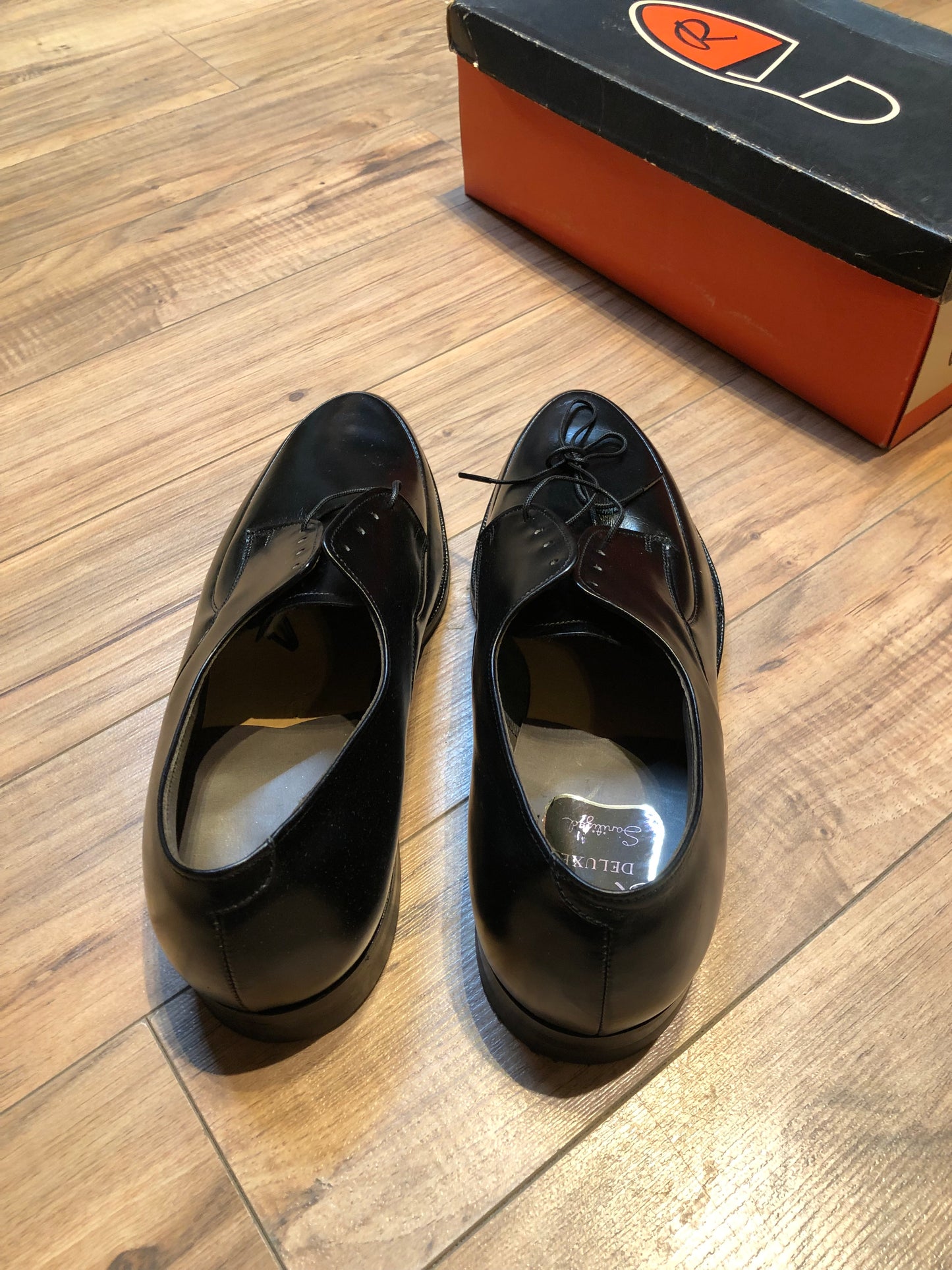 Kingspier Vintage - Vintage deadstock Ritchie Deluxe black leather derby shoe with plain toe and leather soles.
Size mens 9 US