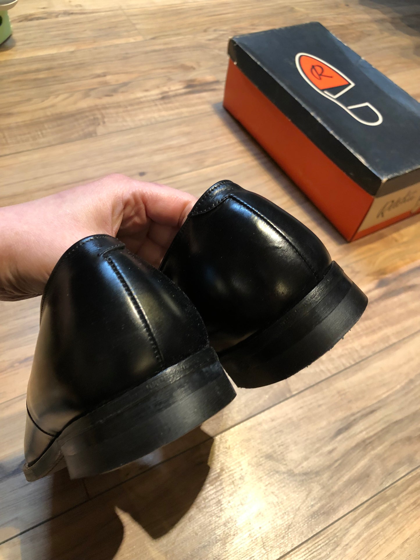 Kingspier Vintage - Vintage deadstock Ritchie Deluxe black leather derby shoe with plain toe and leather soles.
Size mens 9 US