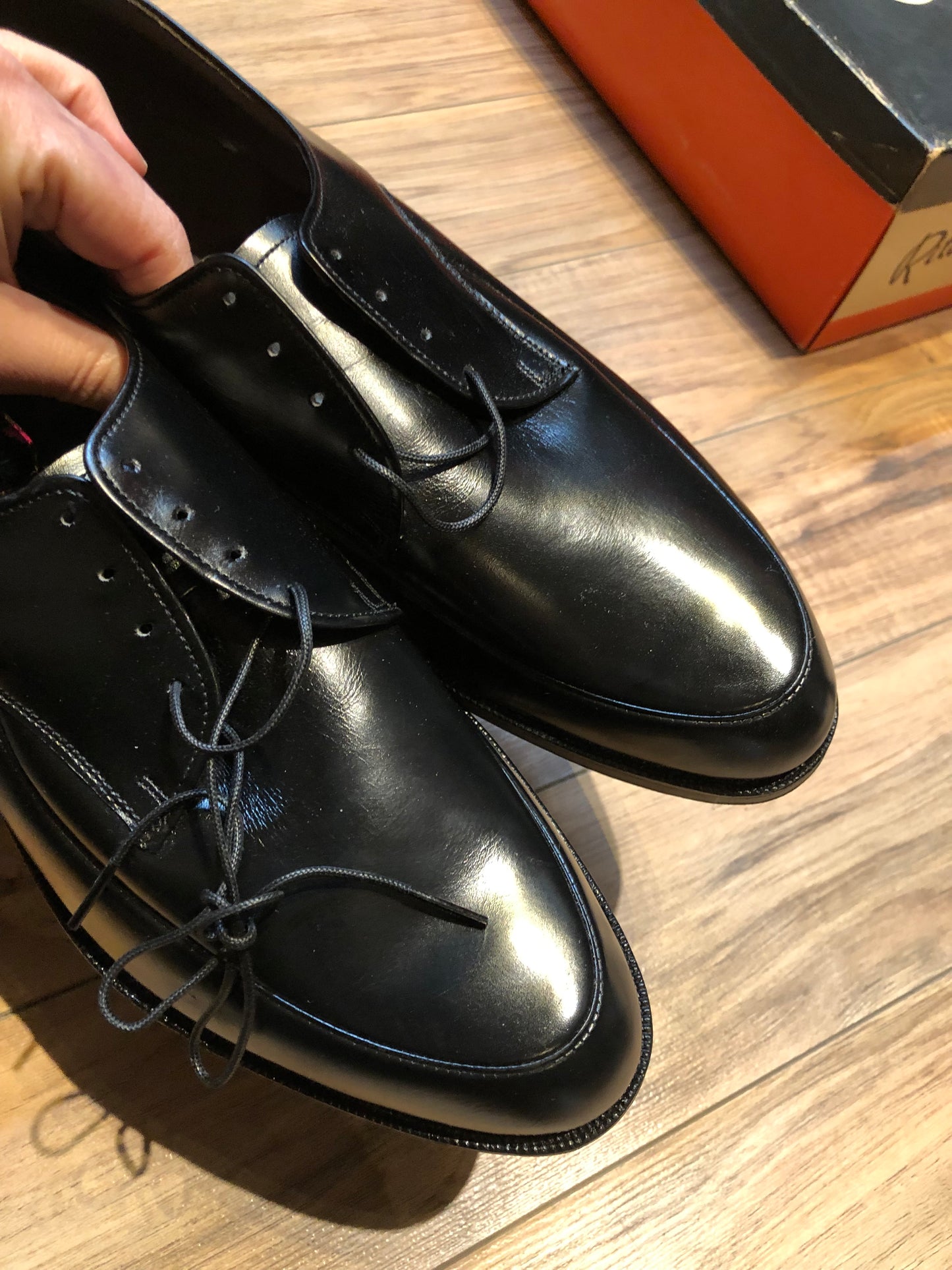 Kingspier Vintage - Vintage deadstock Ritchie Deluxe black leather derby shoe with plain toe and leather soles.
Size mens 9 US