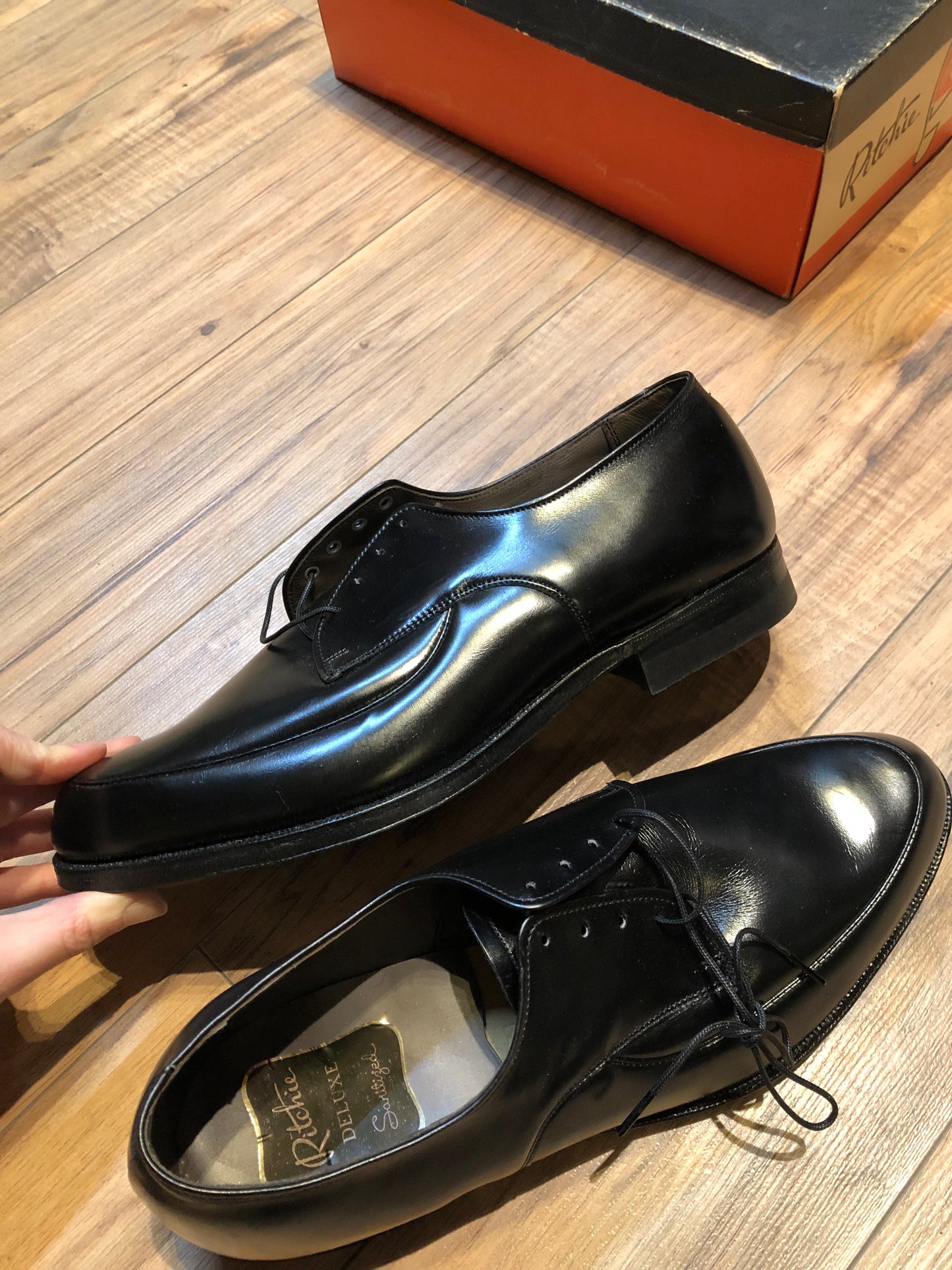 Kingspier Vintage - Vintage deadstock Ritchie Deluxe black leather derby shoe with plain toe and leather soles.
Size mens 9 US