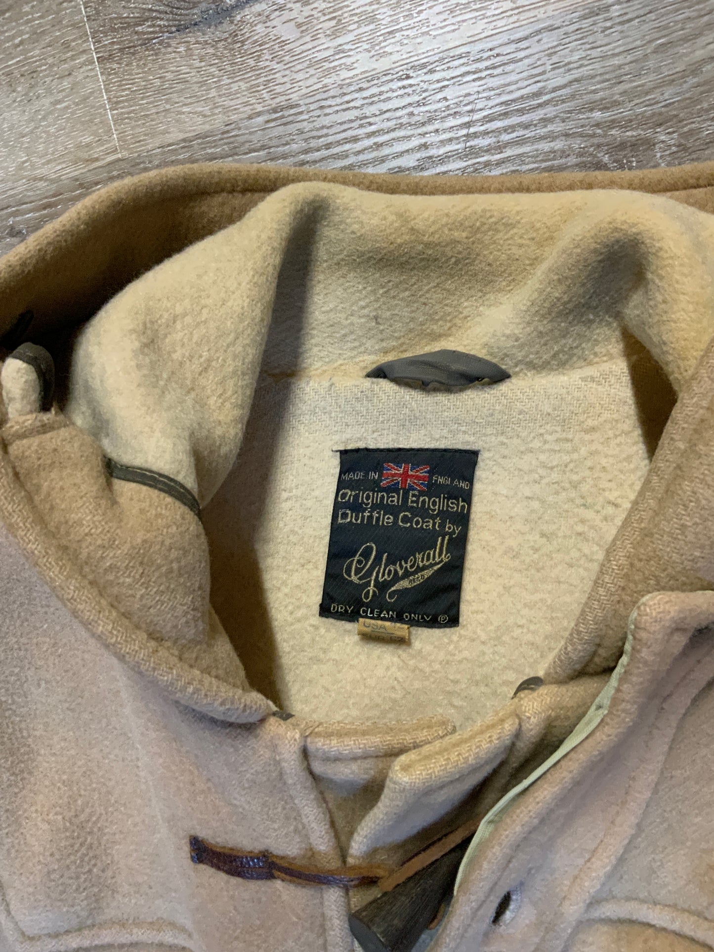 Kingspier Vintage - Gloverall tan wool duffle coat with hood, zipper, wooden toggles and flap pockets. Made in England. Size 42.