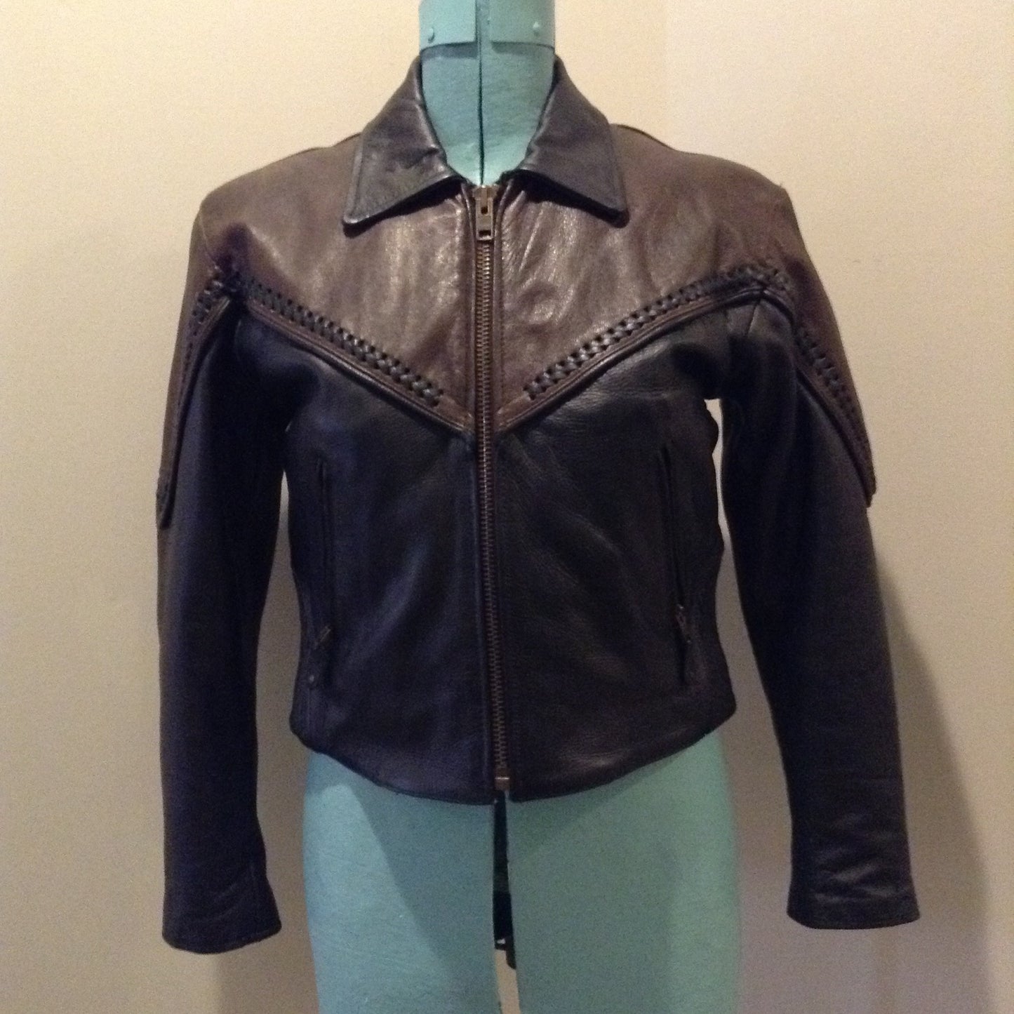 Kingspier Vintage - Vintage Hot Leathers brown and black leather moto jacket with leather stitching detail, zipper closure, zip pockets, zip details on the sleeve and a removable quilted lining. Women’s large.
